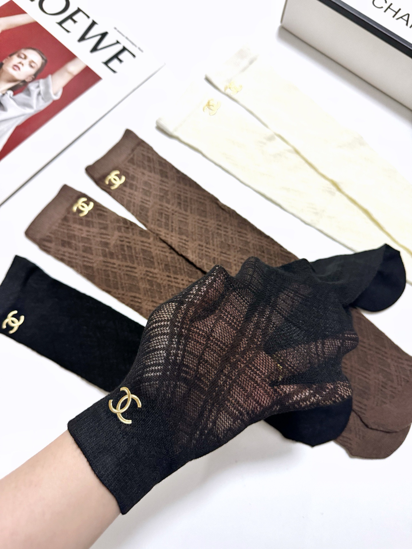 配包装🌟【一盒3双】 🌟Chanel 香奈儿 经典字母logo 速干中筒袜 ，ins超火爆薄款空调袜，潮