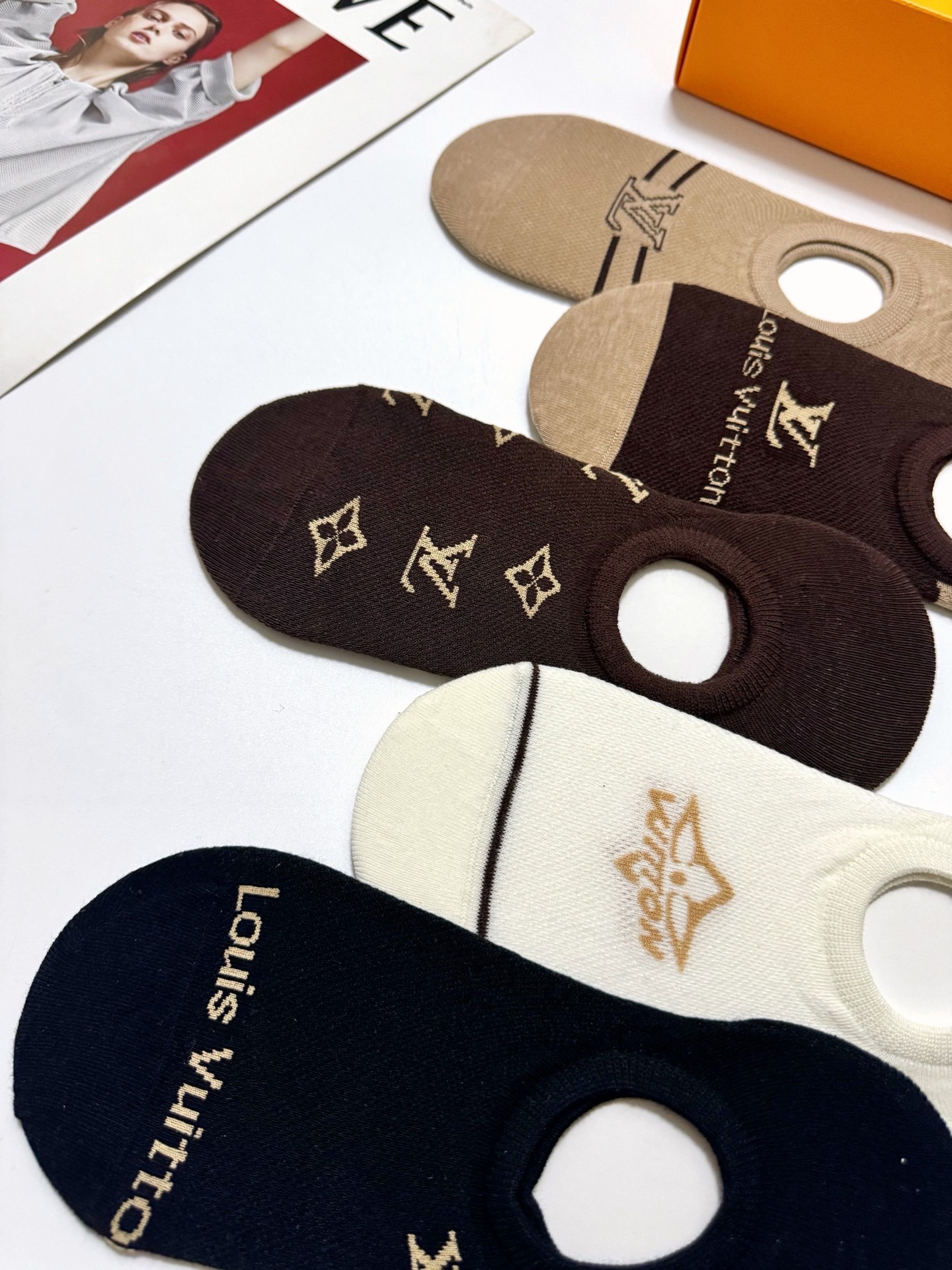 配包装🌟【一盒5 双】 🌟LV 路易威登 经典字母logo 船袜 ，ins超火爆薄款空调袜，潮人必备 ，