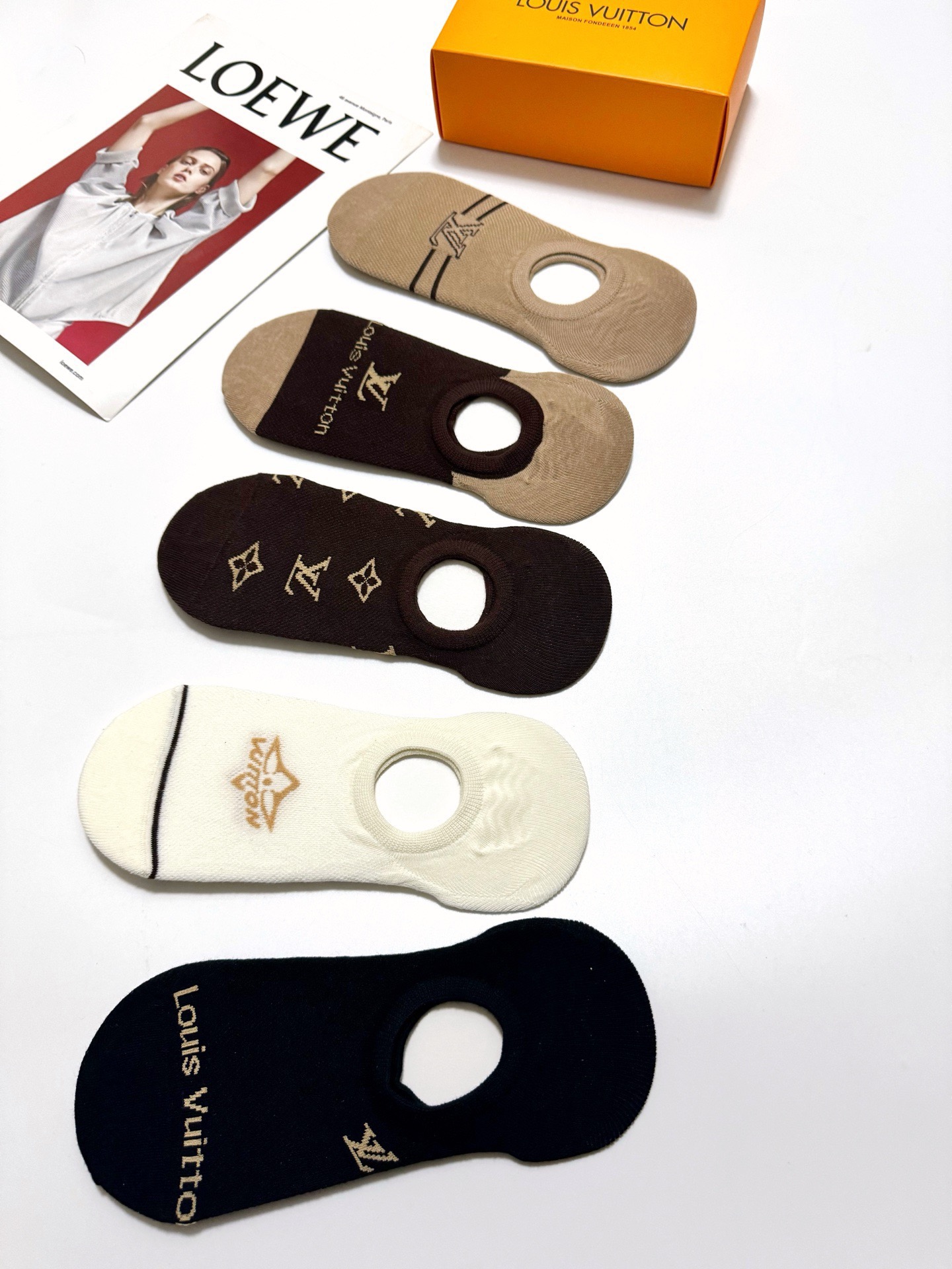 配包装🌟【一盒5 双】 🌟LV 路易威登 经典字母logo 船袜 ，ins超火爆薄款空调袜，潮人必备 ，