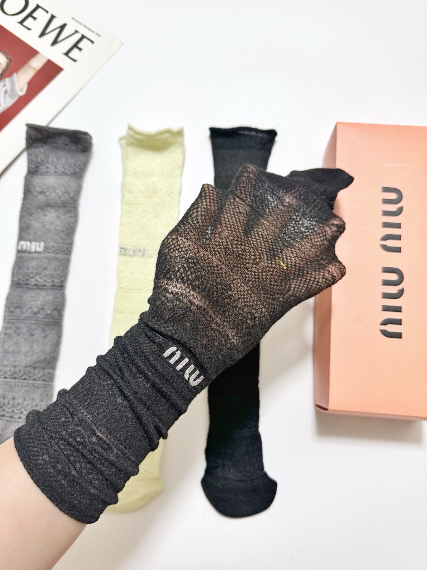 配包装🌟【一盒3双】 🌟缪缪 miumiu 经典字母logo 复古镂空 中筒袜 堆堆袜 ，ins超火爆薄