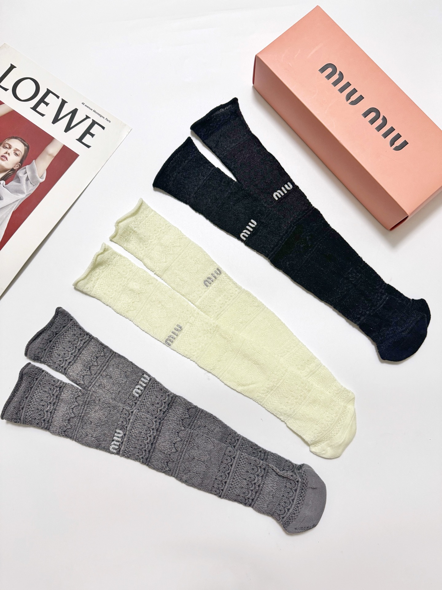 配包装🌟【一盒3双】 🌟缪缪 miumiu 经典字母logo 复古镂空 中筒袜 堆堆袜 ，ins超火爆薄