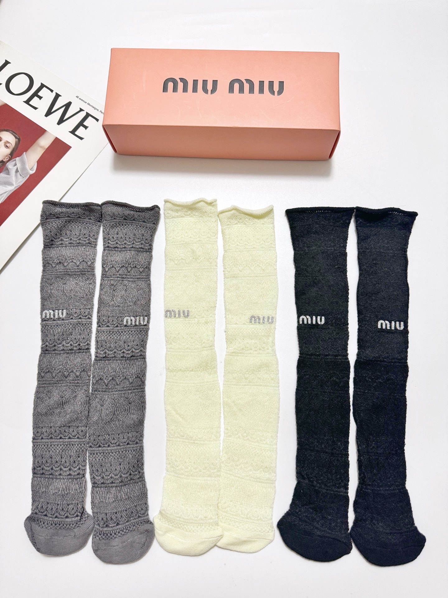 配包装🌟【一盒3双】 🌟缪缪 miumiu 经典字母logo 复古镂空 中筒袜 堆堆袜 ，ins超火爆薄