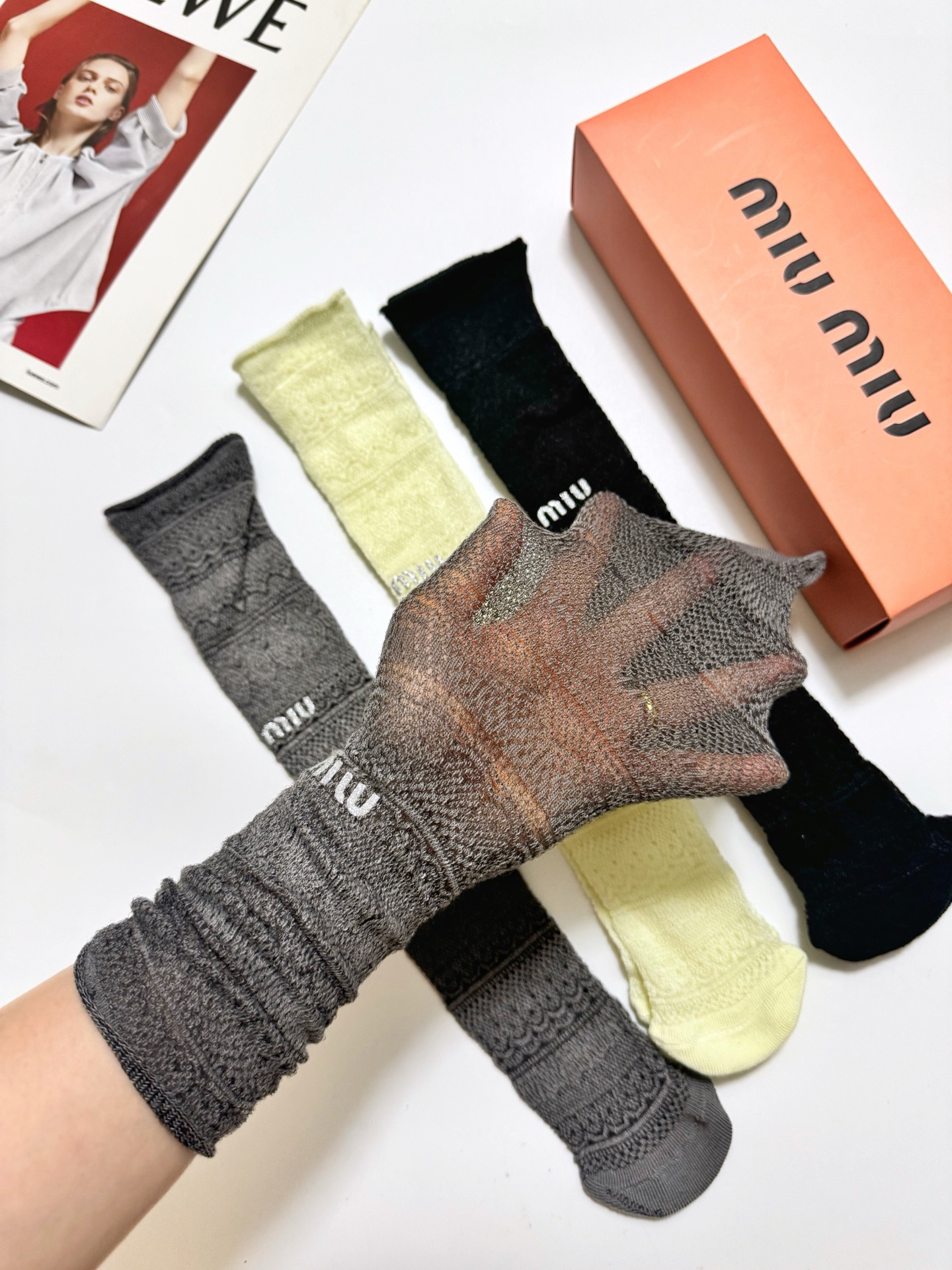 配包装🌟【一盒3双】 🌟缪缪 miumiu 经典字母logo 复古镂空 中筒袜 堆堆袜 ，ins超火爆薄
