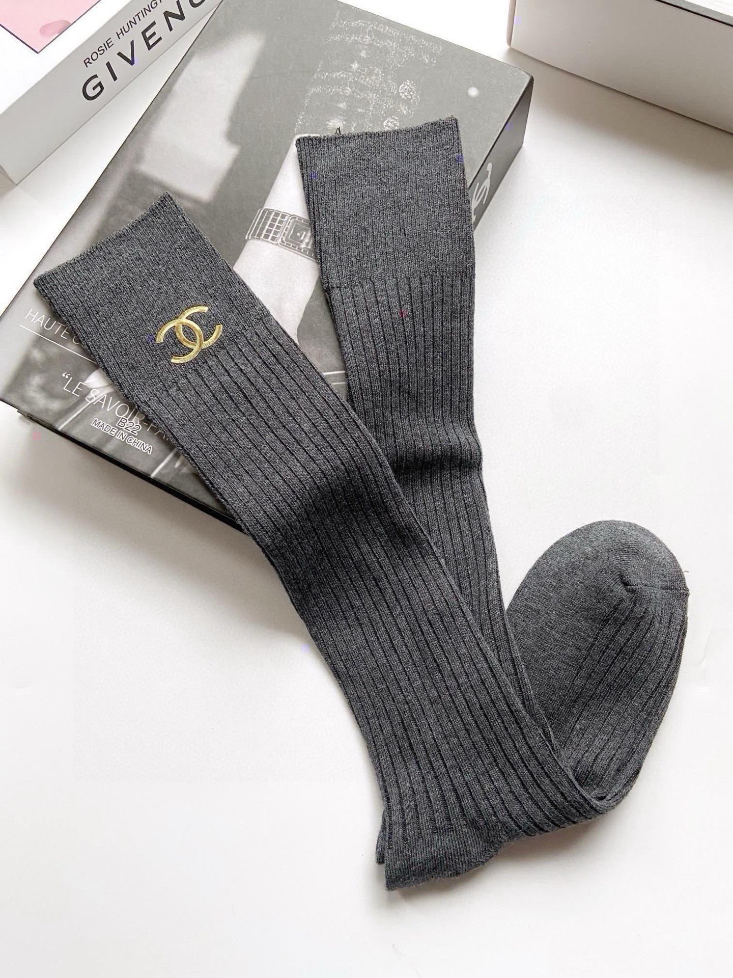 配包装🌟【一盒一双】🌟Chanel 香奈儿 经典双C字母logo纯棉长筒袜 小腿袜🌟ins爆款！专柜在售