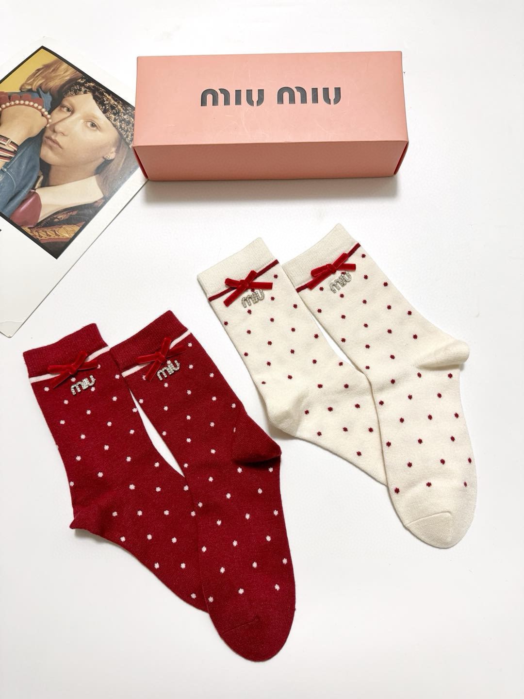 🌟 【一盒2双】🌟缪缪 miumiu 经典字母logo纯棉中筒袜 🌟ins爆款！专柜在售ing 🌟好看到