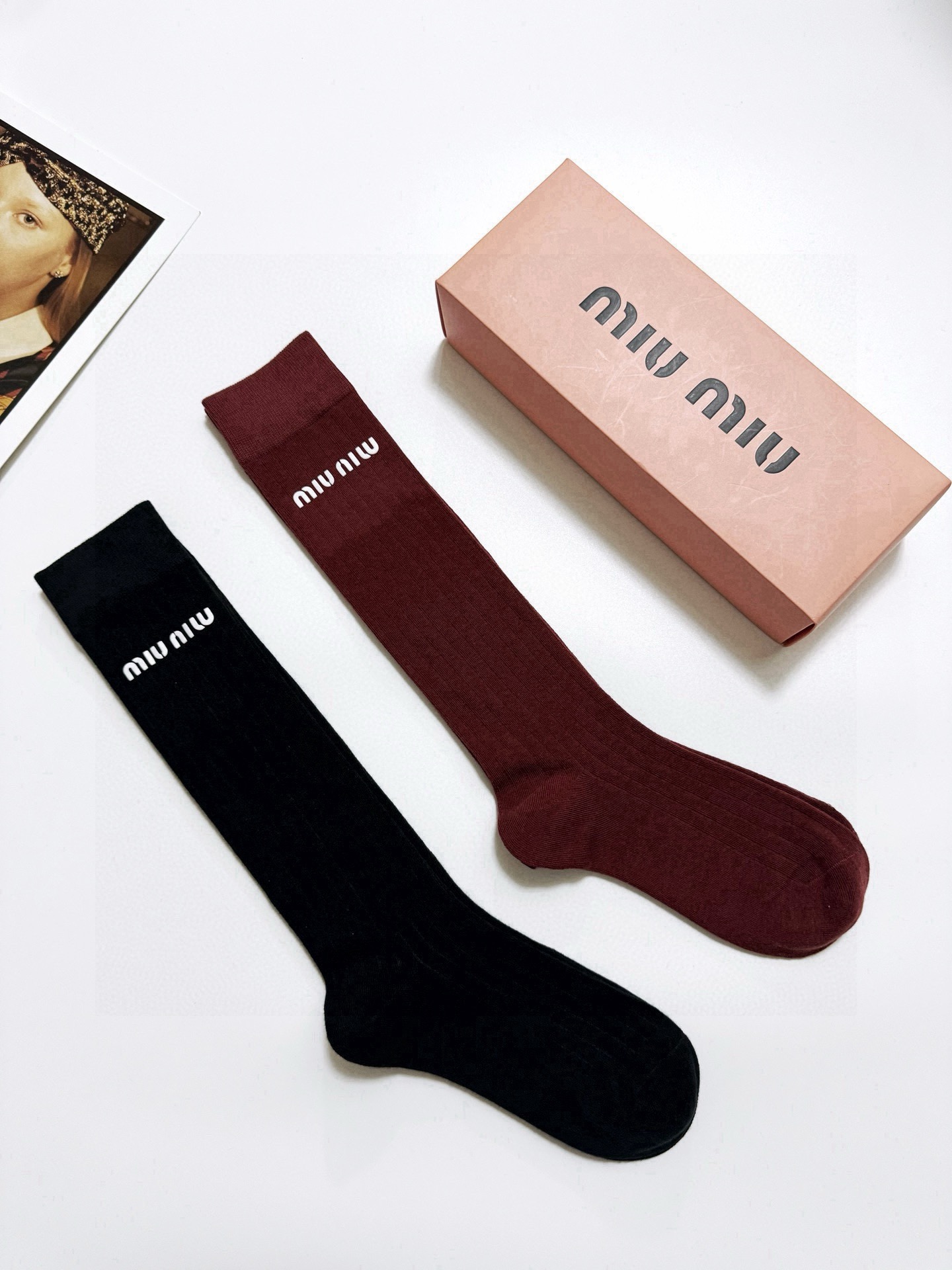 配包装🌟【一盒2双】 🌟缪缪 miumiu 经典字母logo纯棉袜 小腿堆堆袜，ins超火爆红人同款，精
