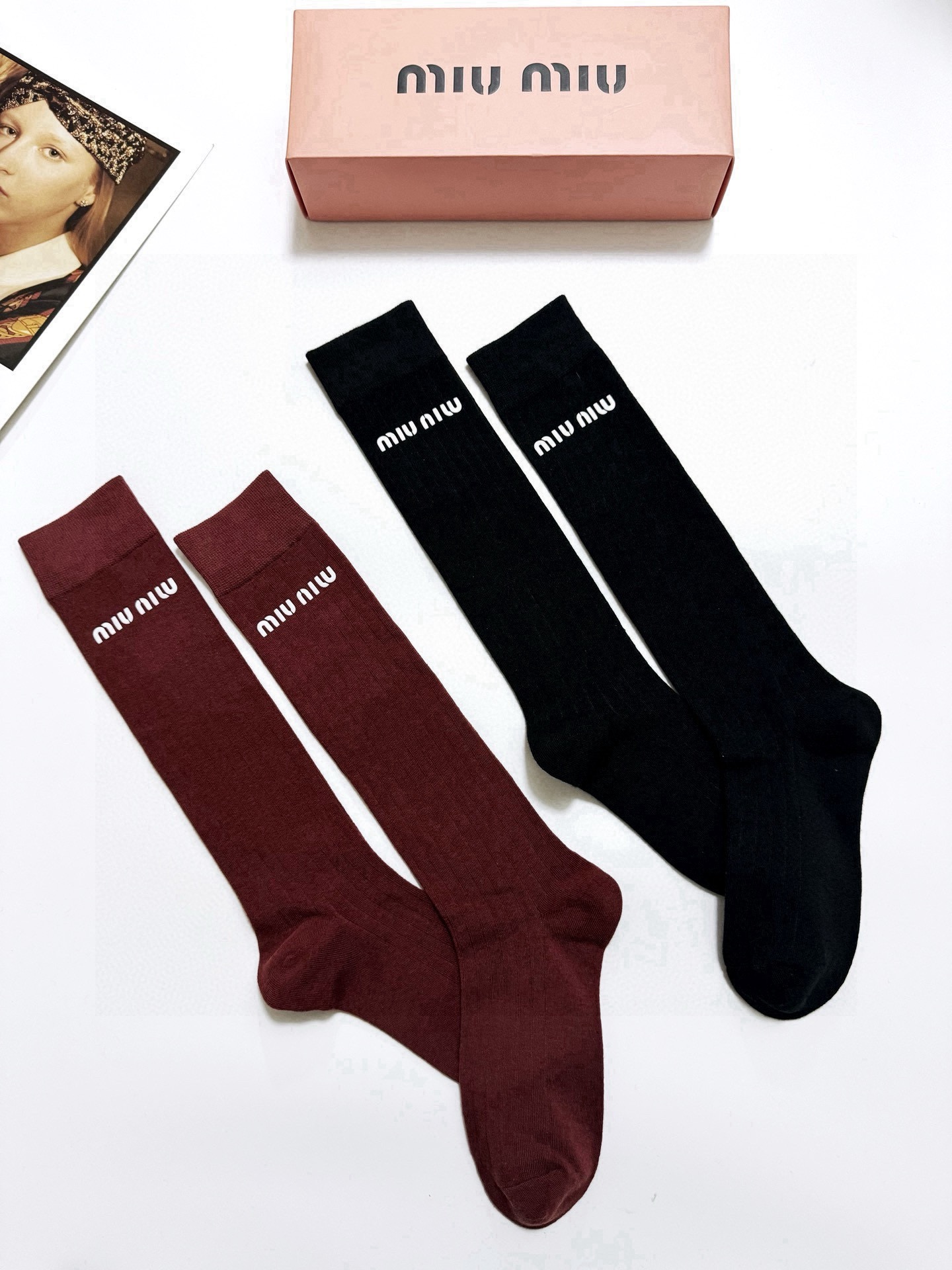 配包装🌟【一盒2双】 🌟缪缪 miumiu 经典字母logo纯棉袜 小腿堆堆袜，ins超火爆红人同款，精