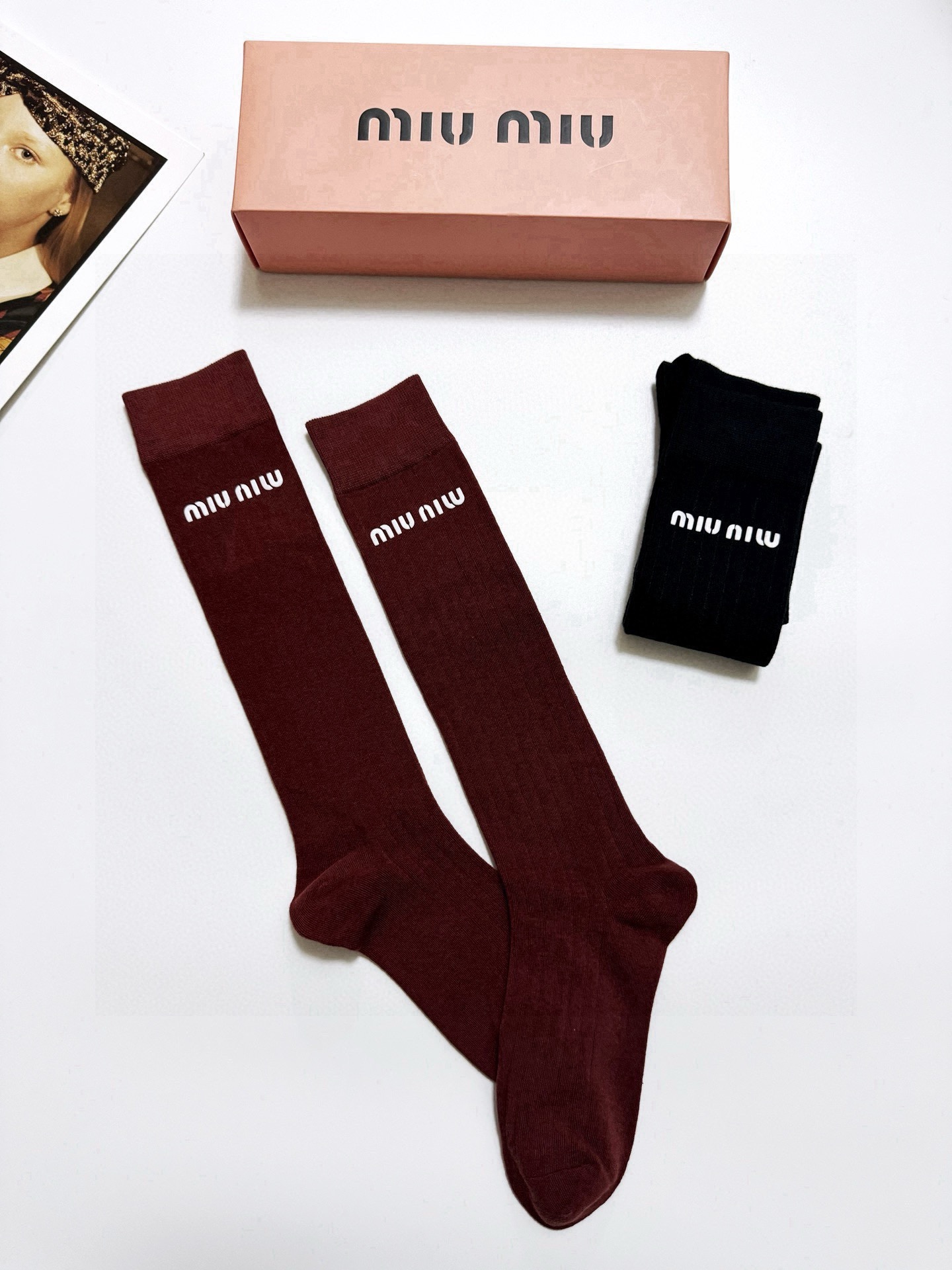 配包装🌟【一盒2双】 🌟缪缪 miumiu 经典字母logo纯棉袜 小腿堆堆袜，ins超火爆红人同款，精