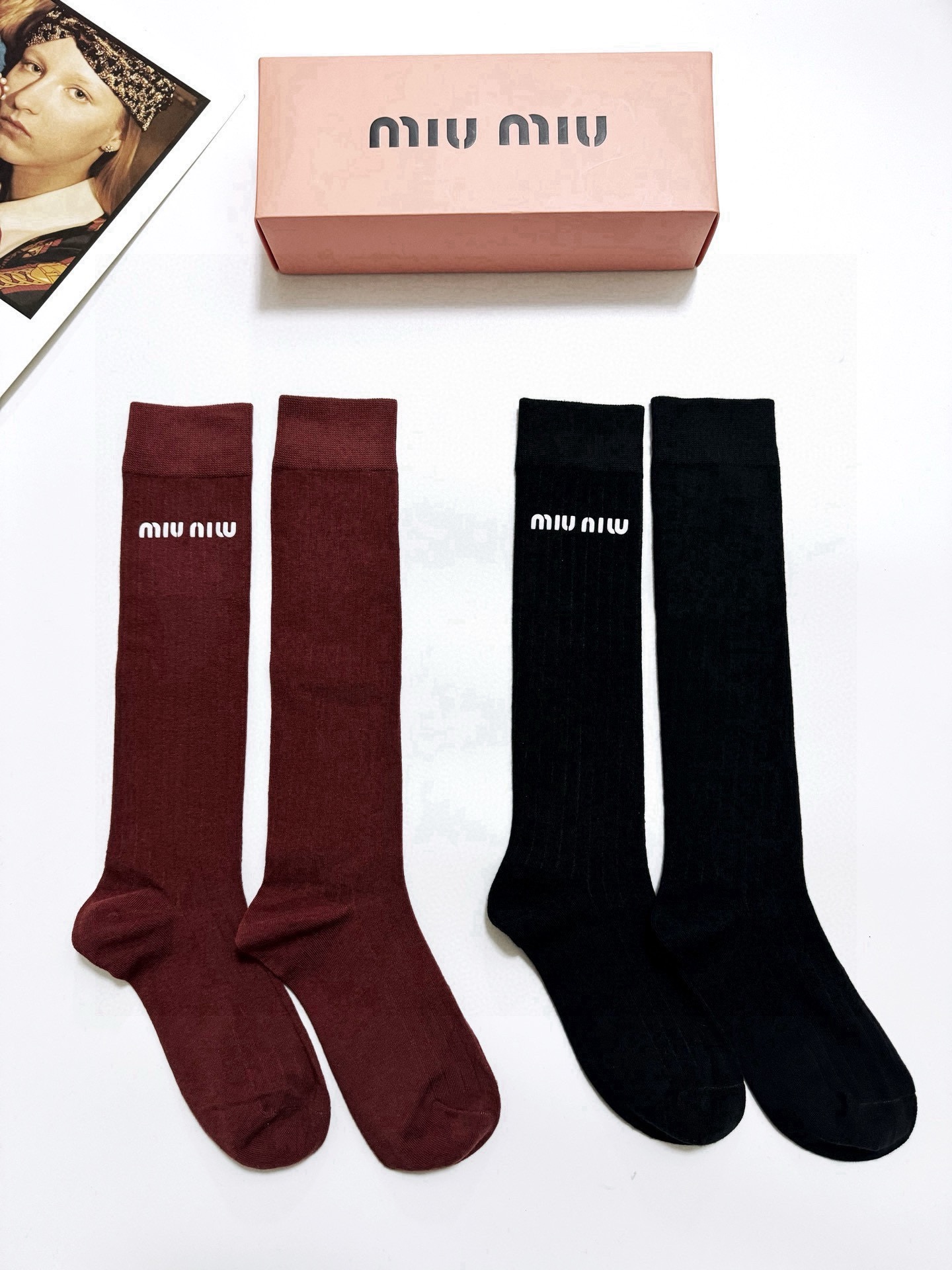 配包装🌟【一盒2双】 🌟缪缪 miumiu 经典字母logo纯棉袜 小腿堆堆袜，ins超火爆红人同款，精
