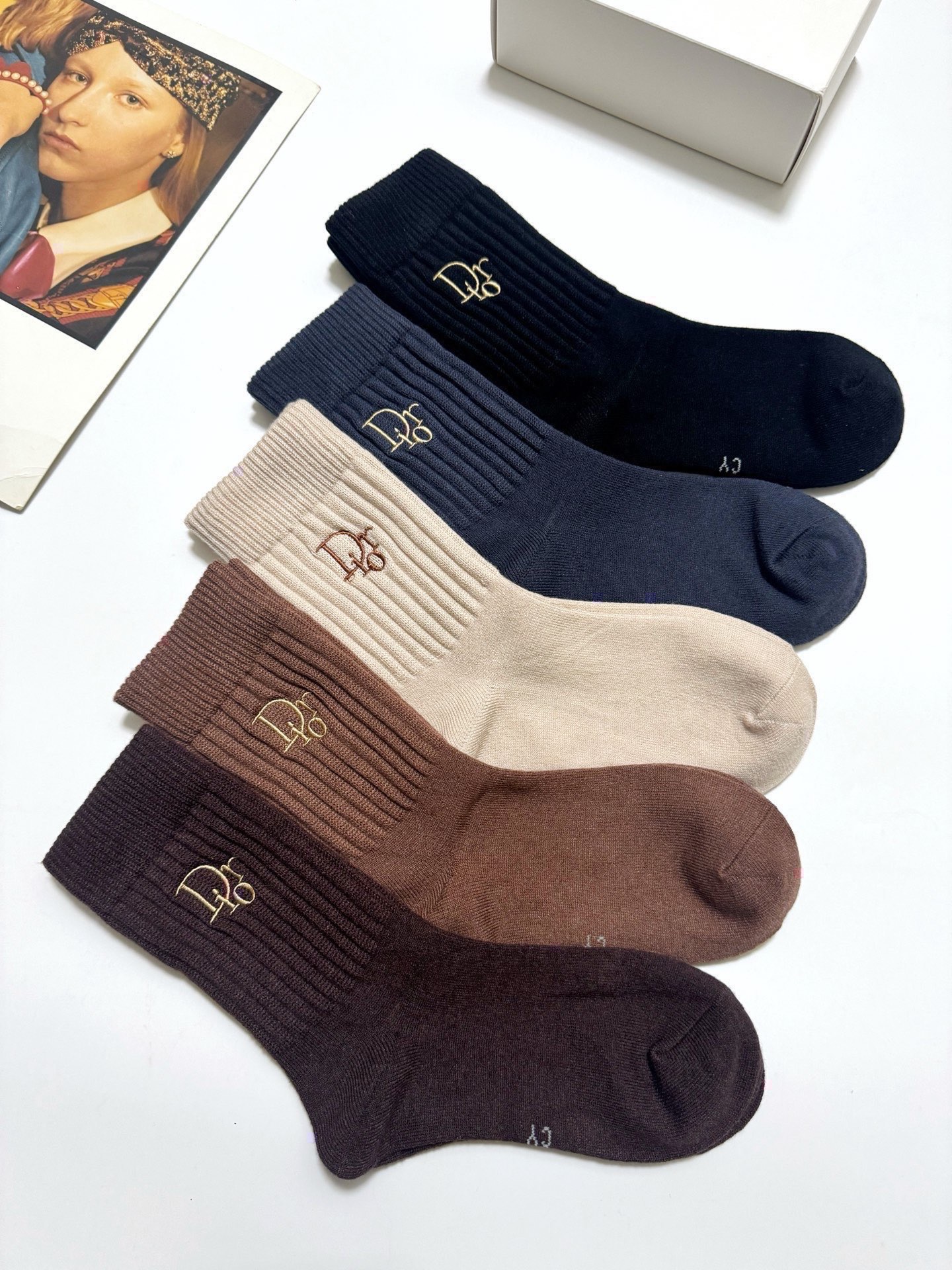 配包装🌟【一盒5 双】男女同款 🌟Dior 迪奥 经典字母logo 羊绒混纺中筒袜 ，ins超火爆空调袜