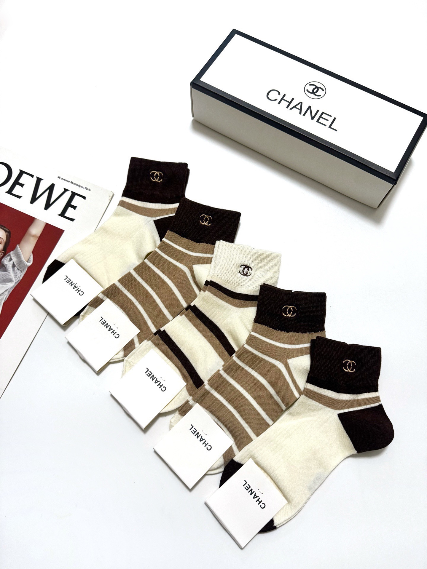 配包装🌟【一盒5 双】春季新款 🌟Chanel 香奈儿 经典刺绣字母logo 纯棉短筒袜 ，ins超火爆