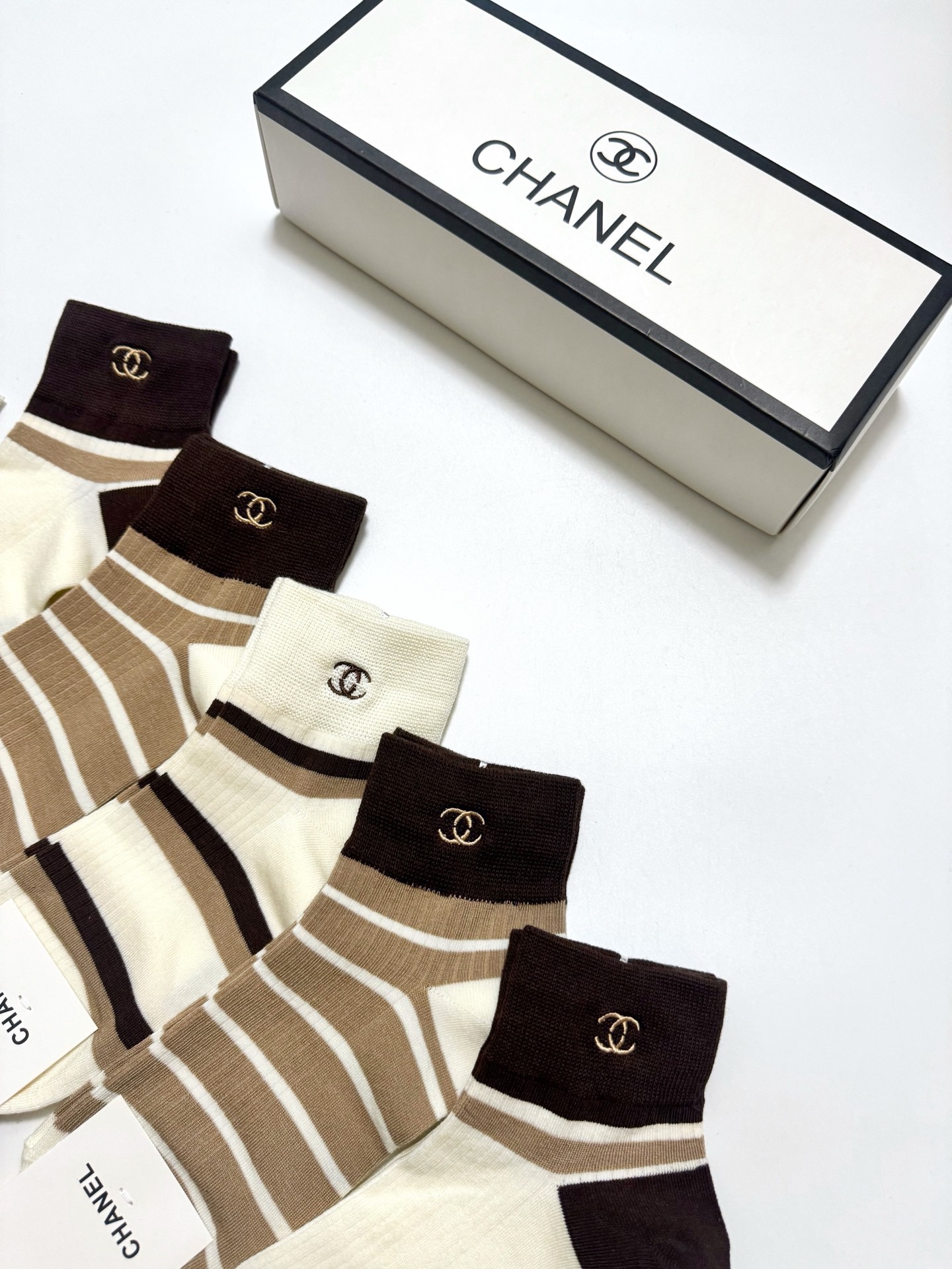 配包装🌟【一盒5 双】春季新款 🌟Chanel 香奈儿 经典刺绣字母logo 纯棉短筒袜 ，ins超火爆