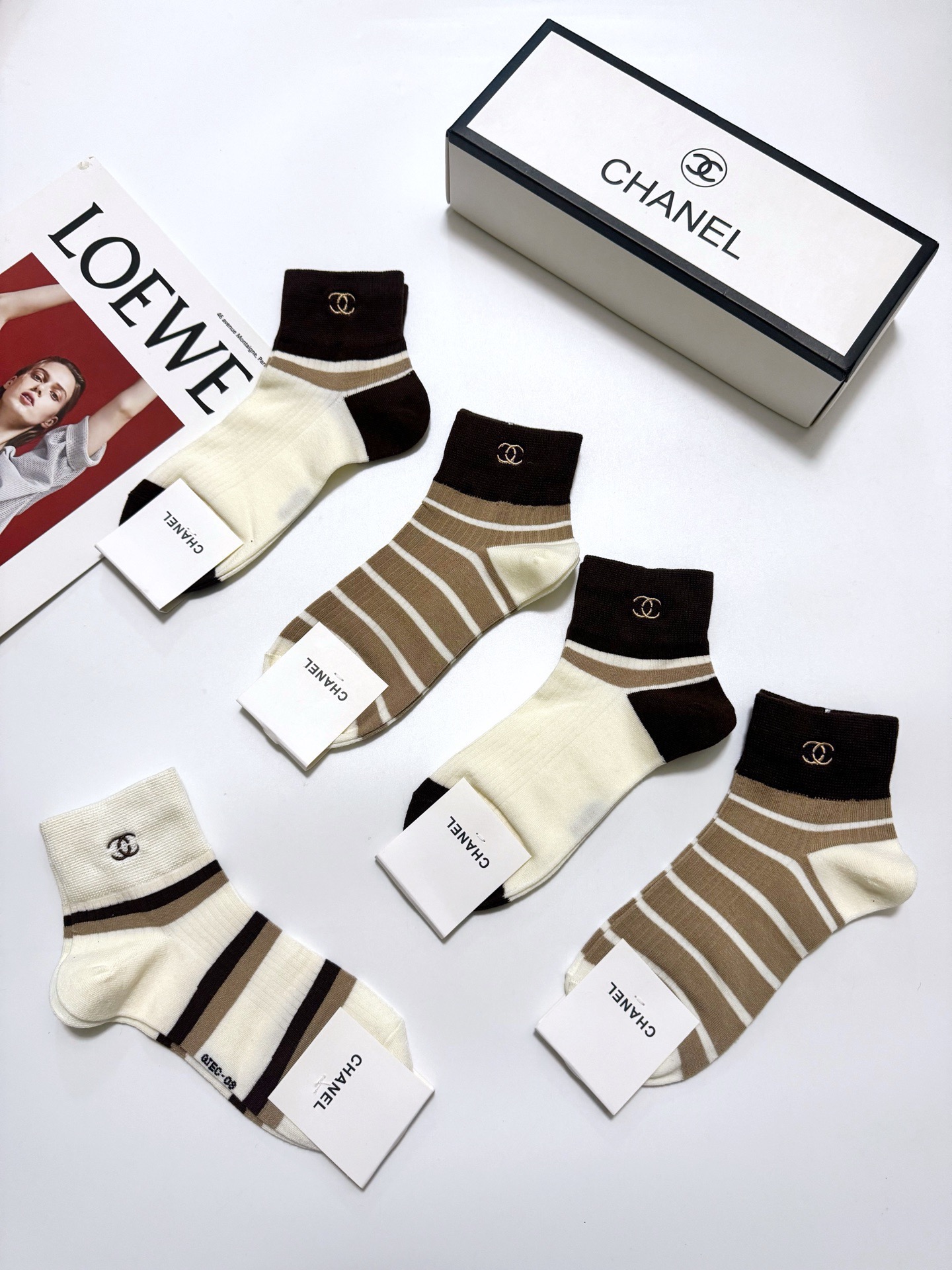 配包装🌟【一盒5 双】春季新款 🌟Chanel 香奈儿 经典刺绣字母logo 纯棉短筒袜 ，ins超火爆