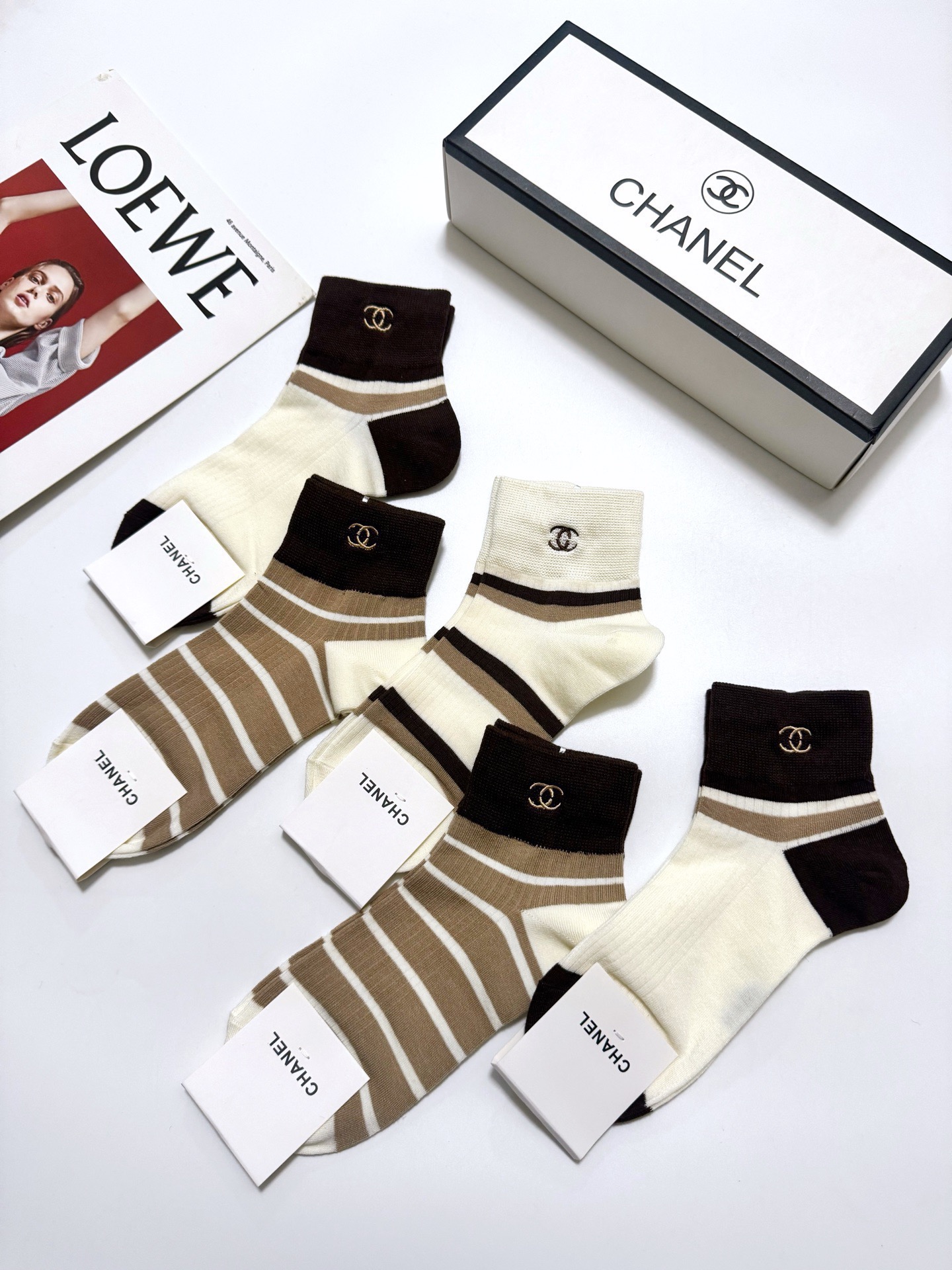 配包装🌟【一盒5 双】春季新款 🌟Chanel 香奈儿 经典刺绣字母logo 纯棉短筒袜 ，ins超火爆