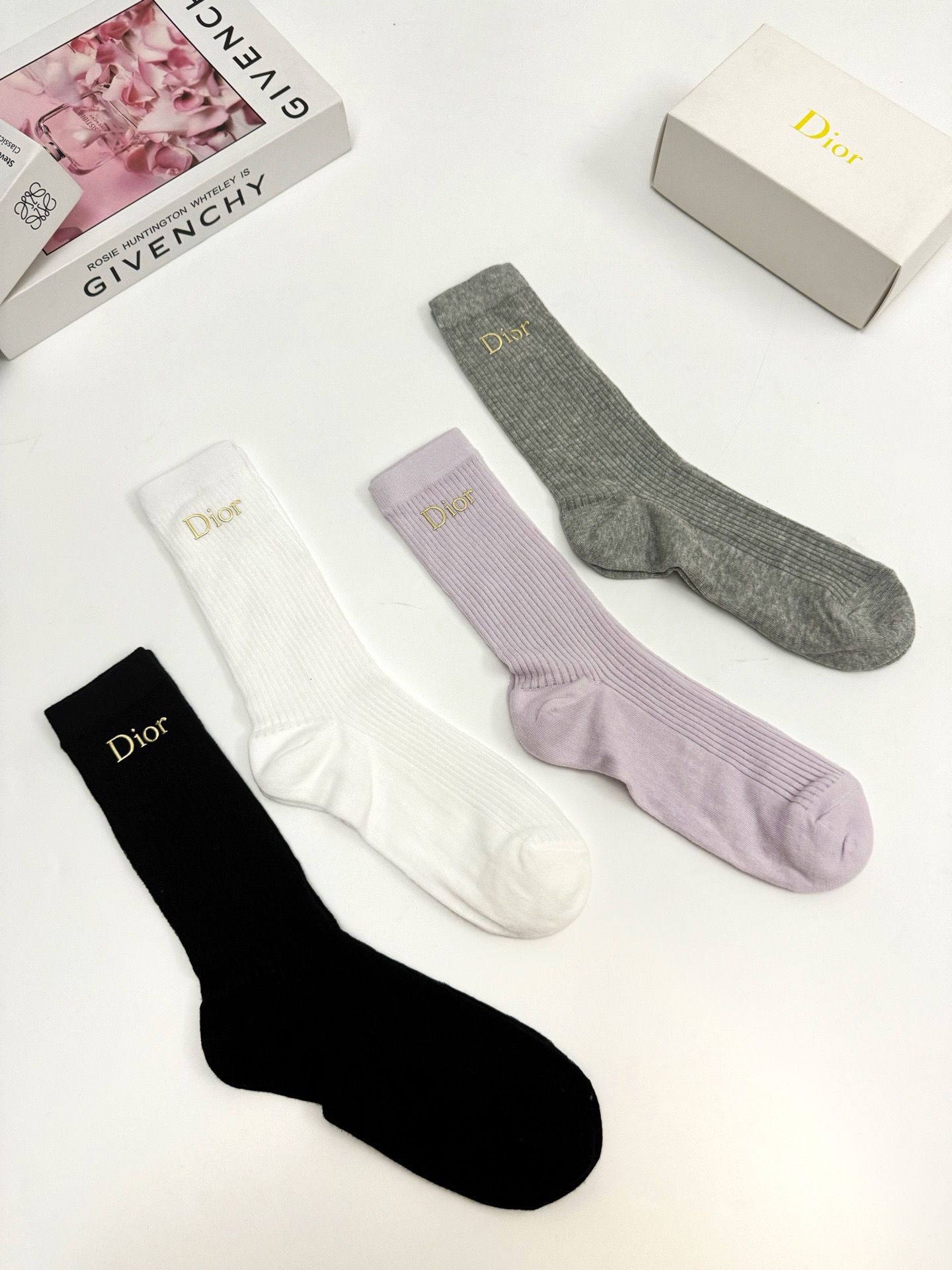 （爆款回货） 配包装🌟【一盒4 双】🌟 Dior 迪奥 经典字母logo 超薄无骨中筒袜，纯棉 条纹小腿