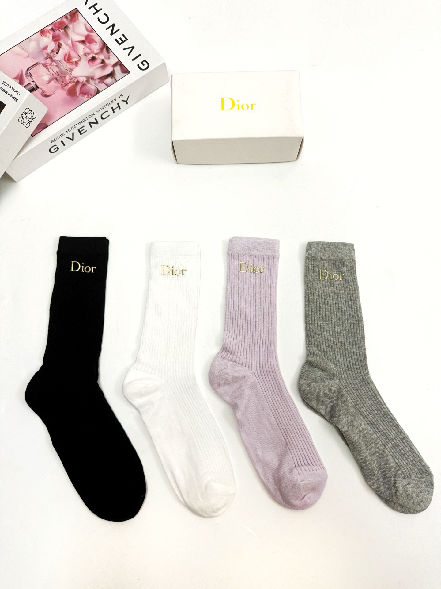 （爆款回货） 配包装🌟【一盒4 双】🌟 Dior 迪奥 经典字母logo 超薄无骨中筒袜，纯棉 条纹小腿