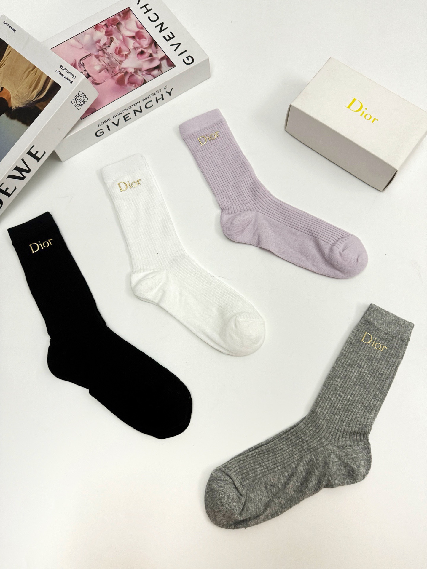 （爆款回货） 配包装🌟【一盒4 双】🌟 Dior 迪奥 经典字母logo 超薄无骨中筒袜，纯棉 条纹小腿