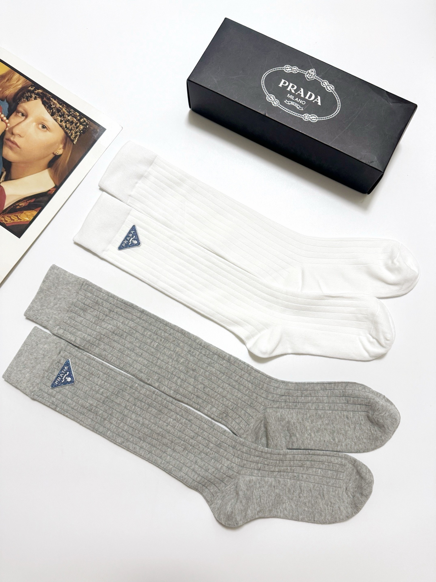 配包装🌟【一盒2双】 🌟Prada 普拉达 经典字母logo纯棉袜 小腿堆堆袜，ins超火爆红人同款，精