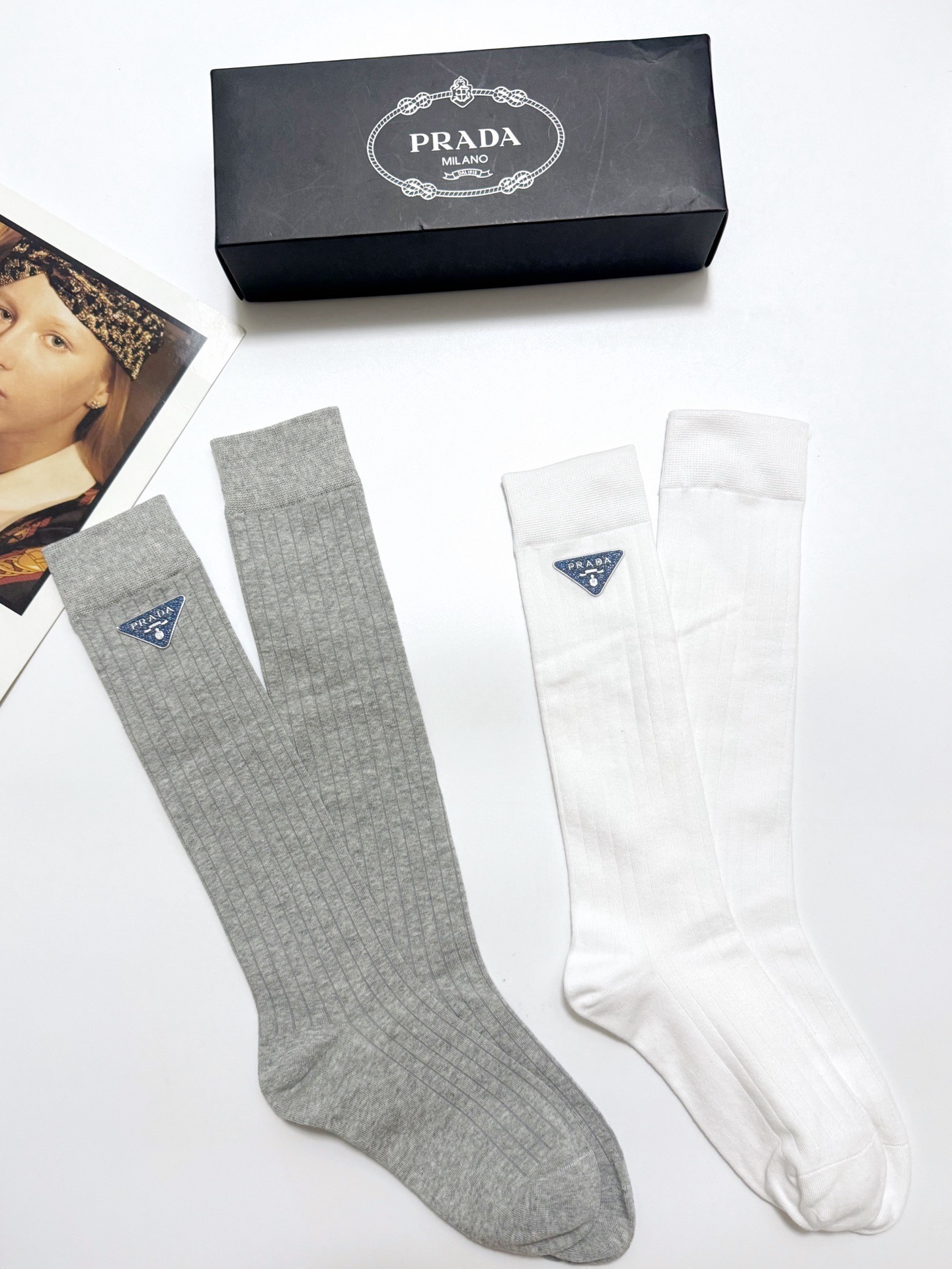 配包装🌟【一盒2双】 🌟Prada 普拉达 经典字母logo纯棉袜 小腿堆堆袜，ins超火爆红人同款，精
