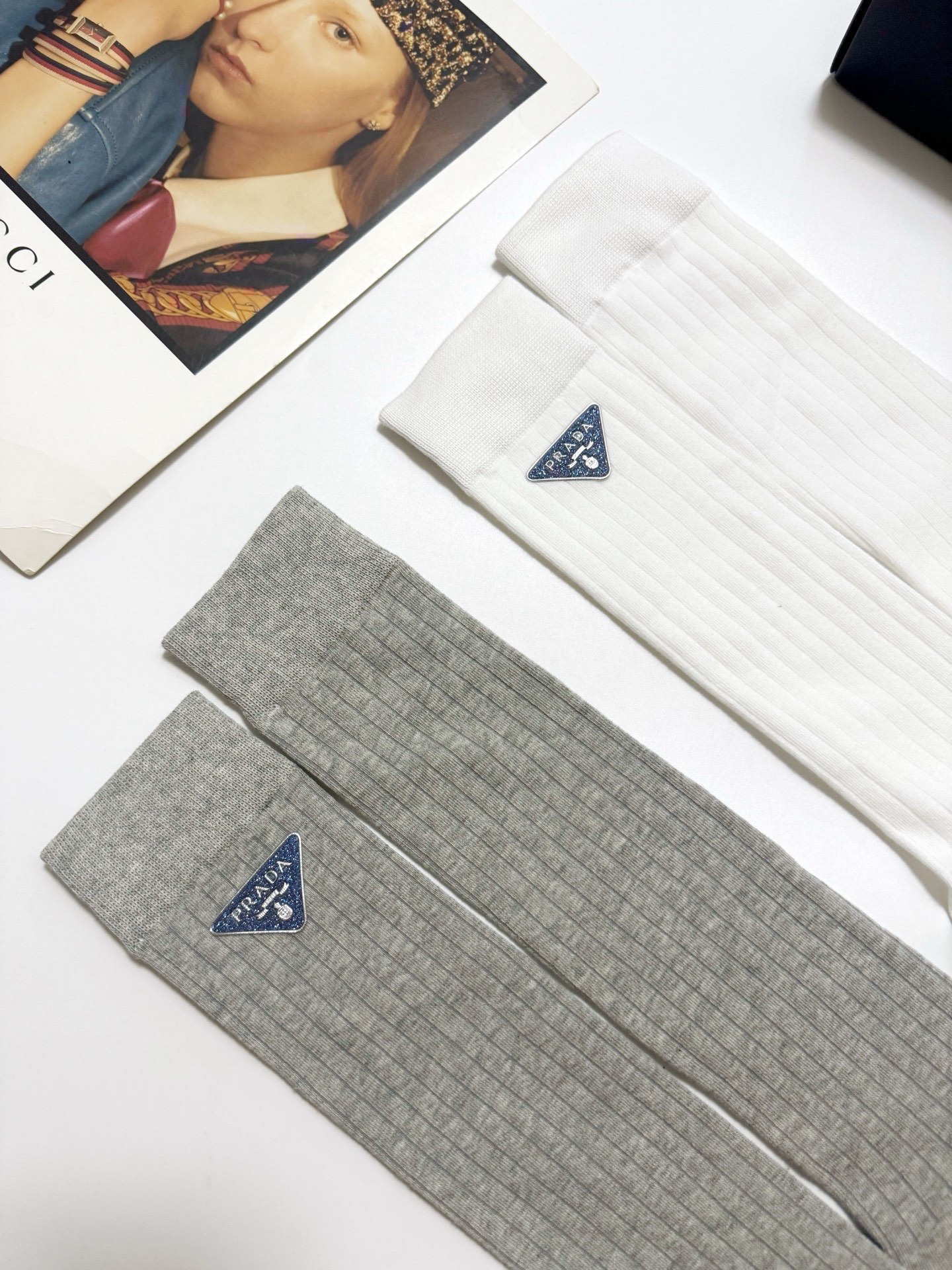 配包装🌟【一盒2双】 🌟Prada 普拉达 经典字母logo纯棉袜 小腿堆堆袜，ins超火爆红人同款，精