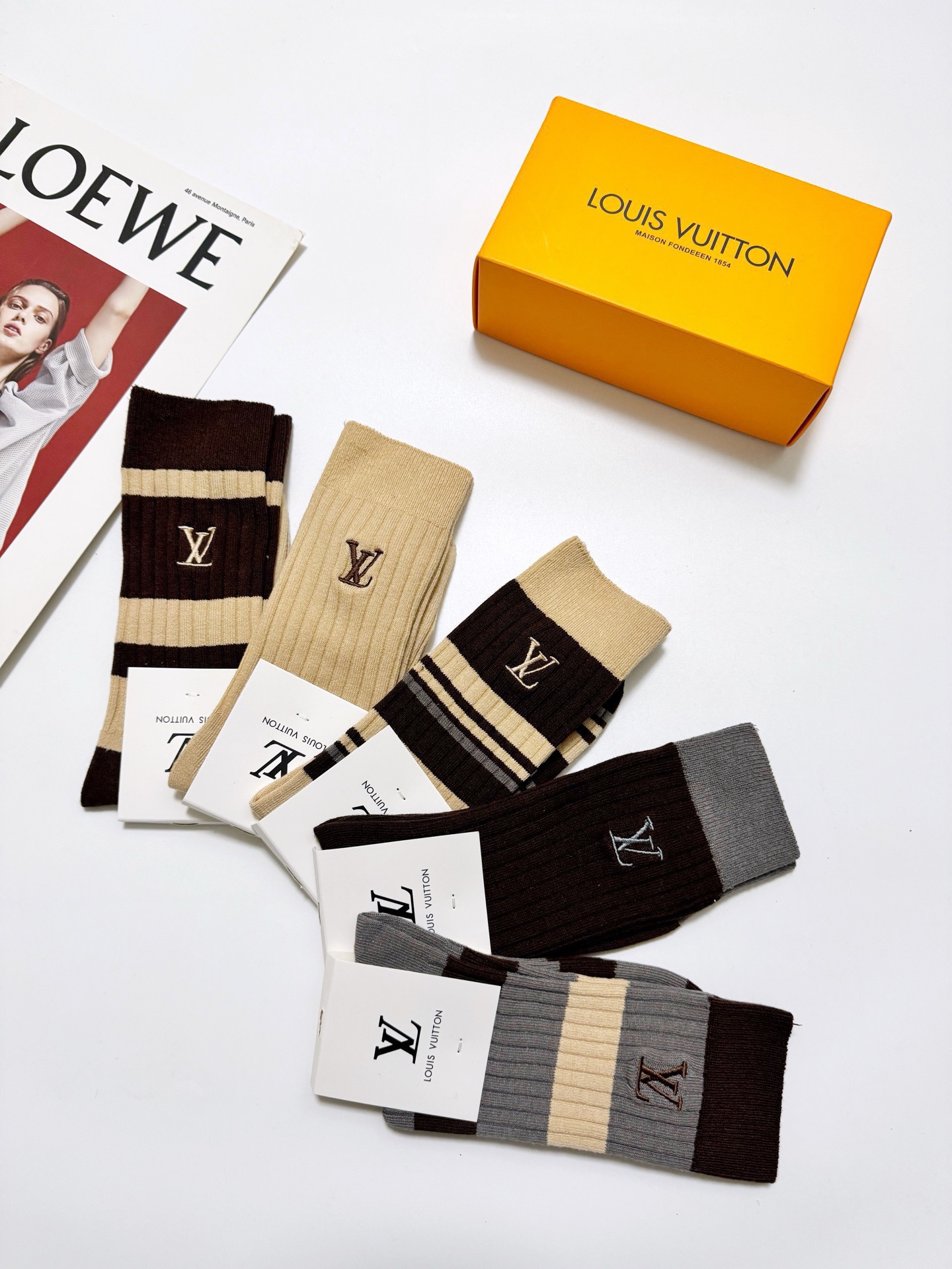 配包装🌟【一盒5 双】 🌟 LV 路易威登 经典刺绣字母logo 纯棉中筒袜 ，ins超火爆小腿袜，纯棉