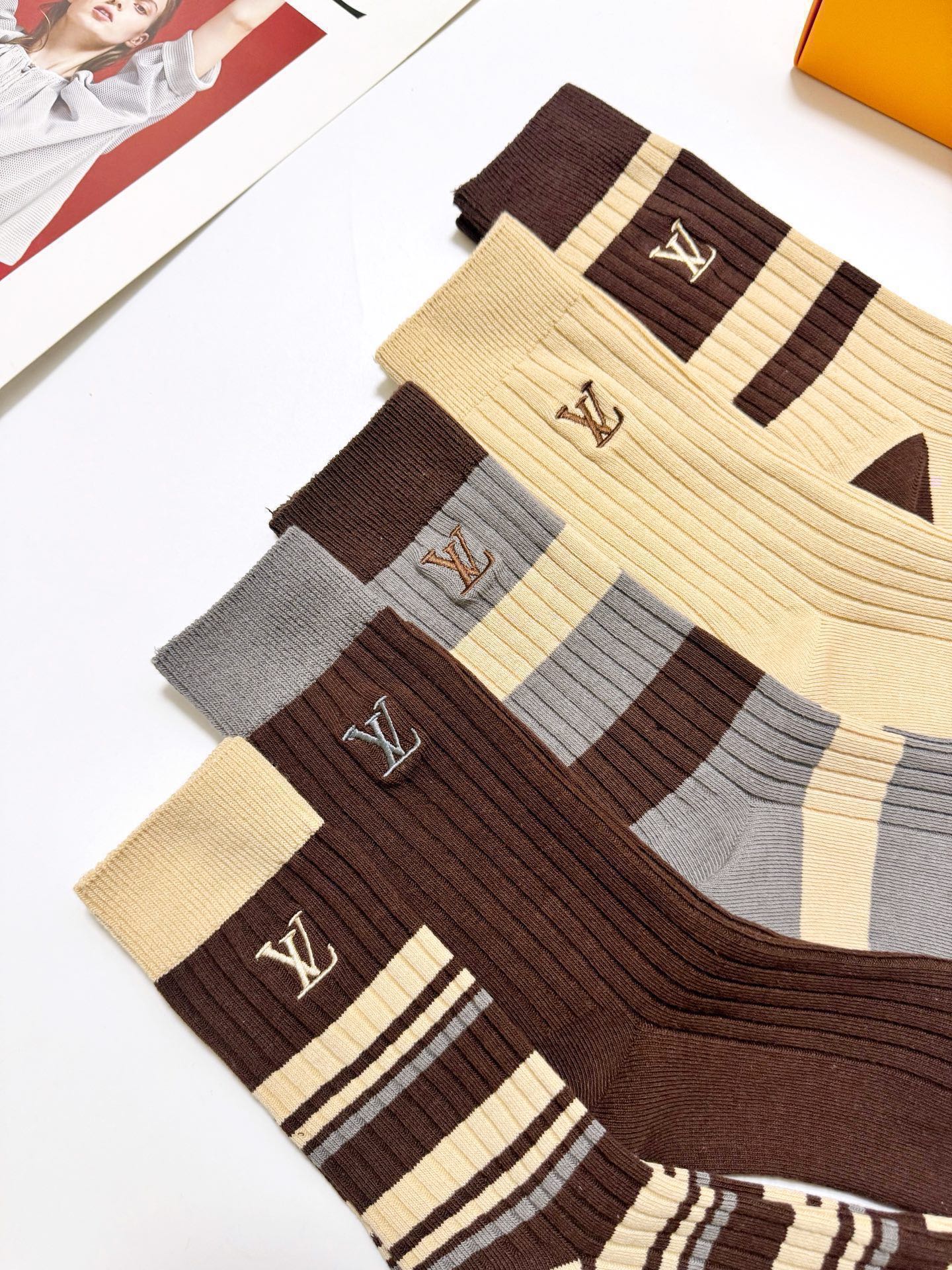 配包装🌟【一盒5 双】 🌟 LV 路易威登 经典刺绣字母logo 纯棉中筒袜 ，ins超火爆小腿袜，纯棉