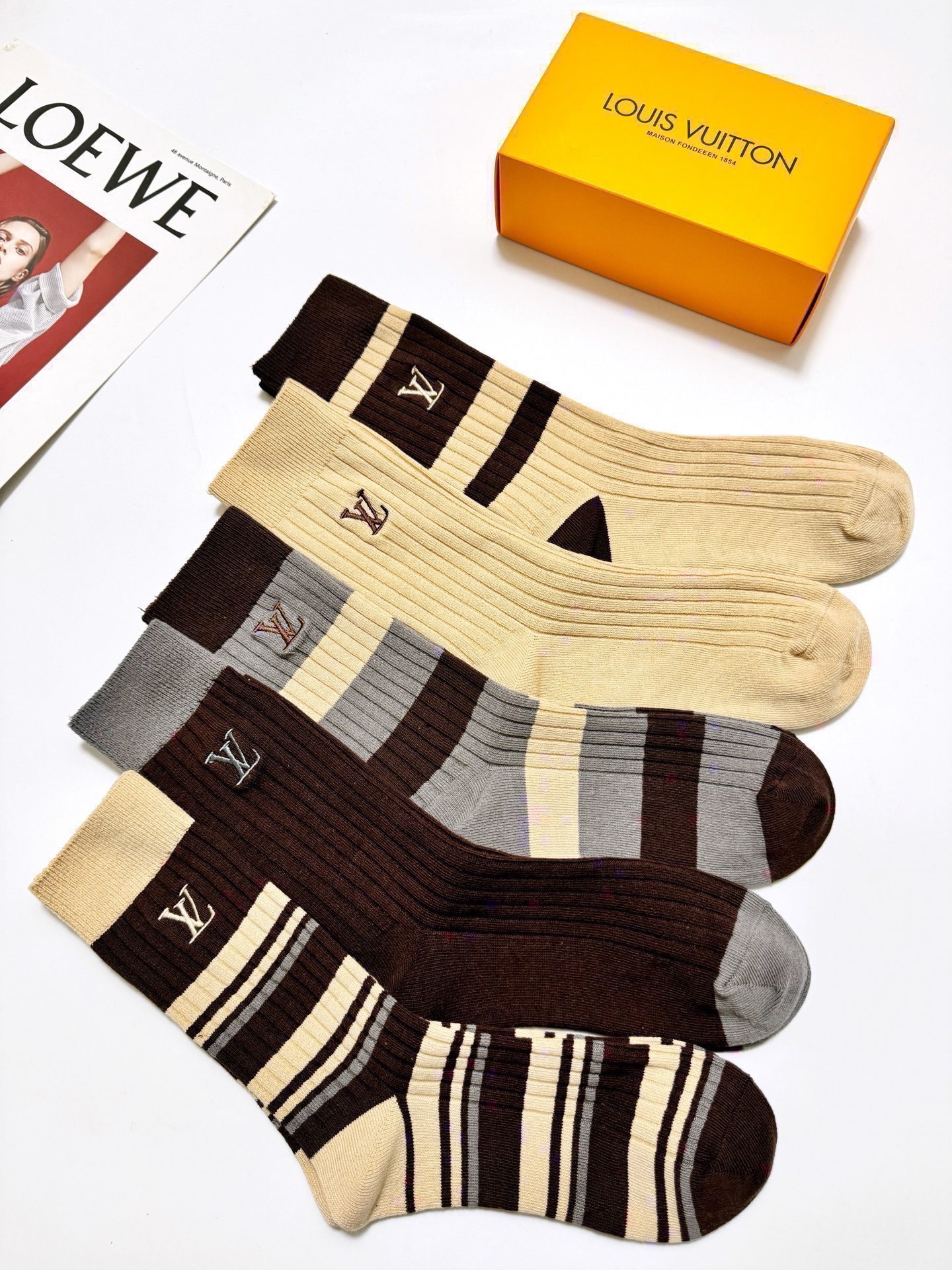配包装🌟【一盒5 双】 🌟 LV 路易威登 经典刺绣字母logo 纯棉中筒袜 ，ins超火爆小腿袜，纯棉