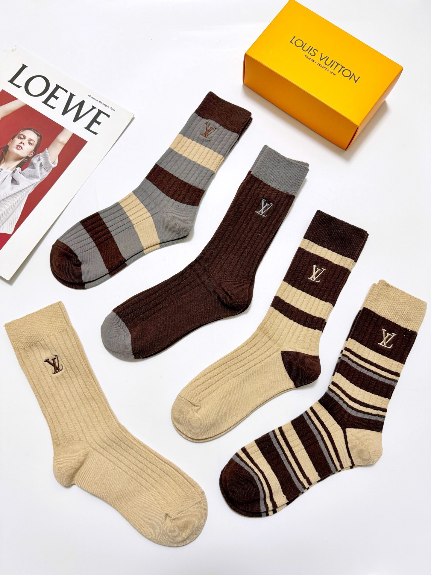 配包装🌟【一盒5 双】 🌟 LV 路易威登 经典刺绣字母logo 纯棉中筒袜 ，ins超火爆小腿袜，纯棉