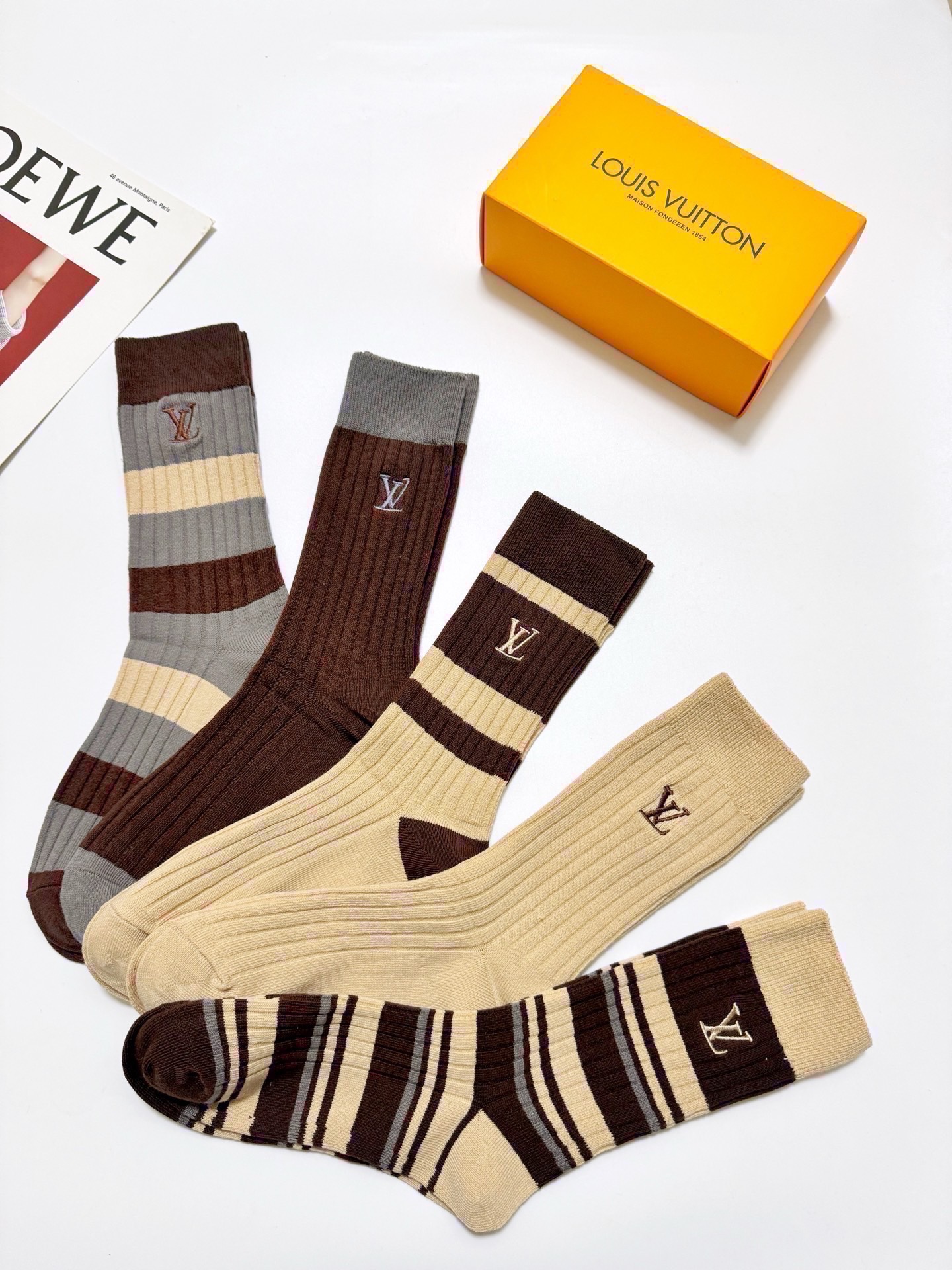 配包装🌟【一盒5 双】 🌟 LV 路易威登 经典刺绣字母logo 纯棉中筒袜 ，ins超火爆小腿袜，纯棉