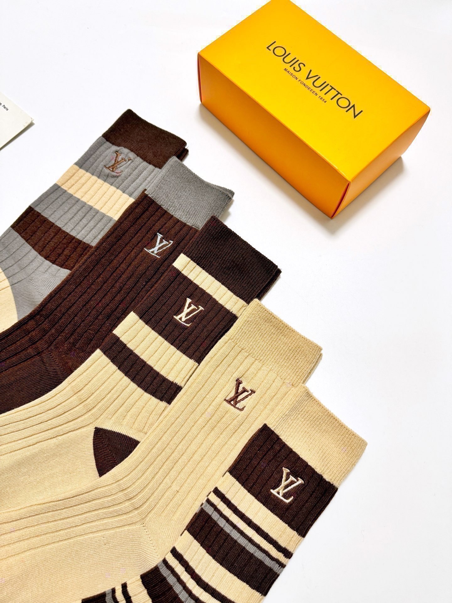 配包装🌟【一盒5 双】 🌟 LV 路易威登 经典刺绣字母logo 纯棉中筒袜 ，ins超火爆小腿袜，纯棉