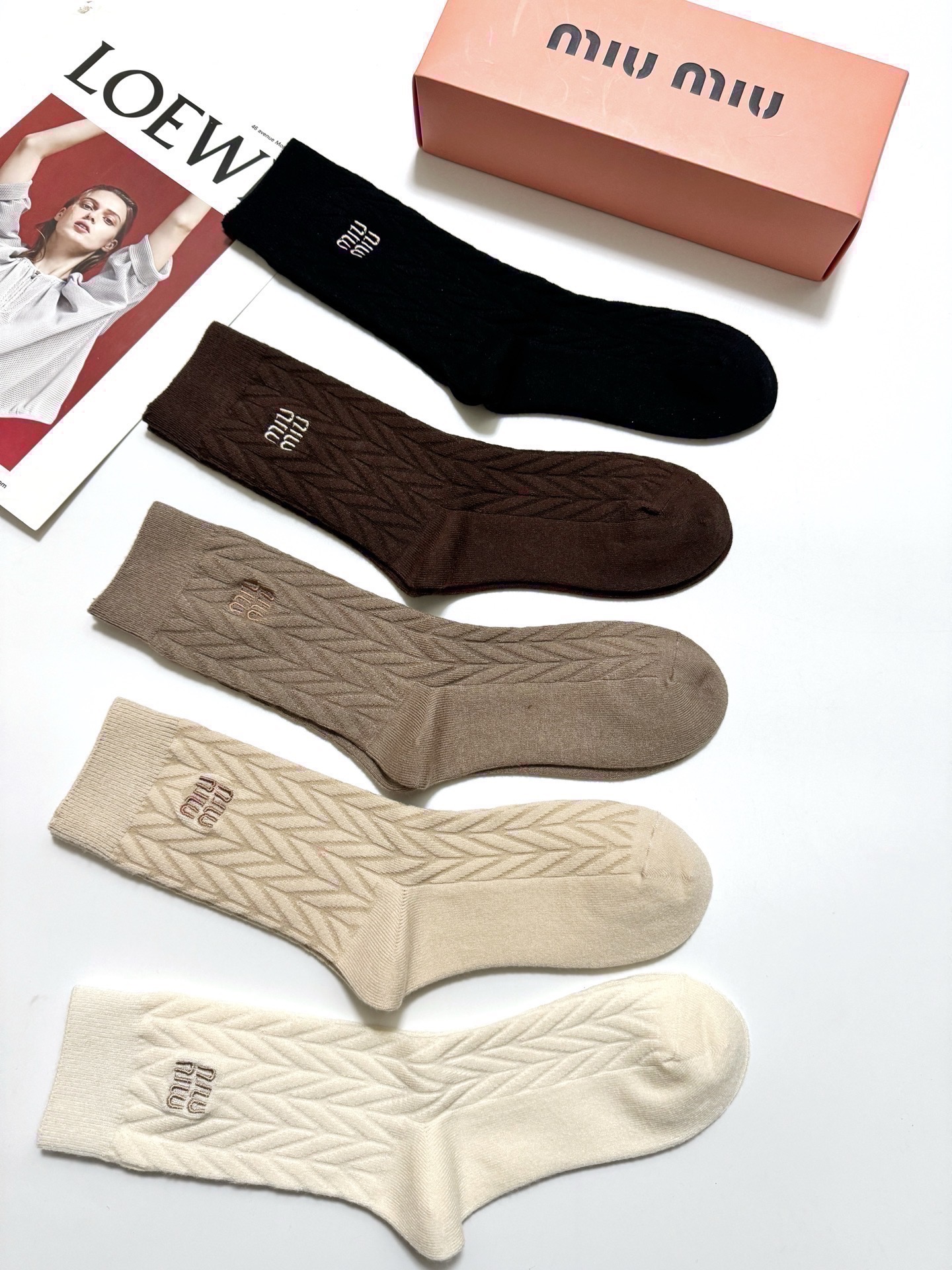 配包装🌟【一盒5 双】 🌟缪缪 miumiu 经典刺绣字母logo 羊绒混纺中筒袜 ，软糯亲肤，ins超