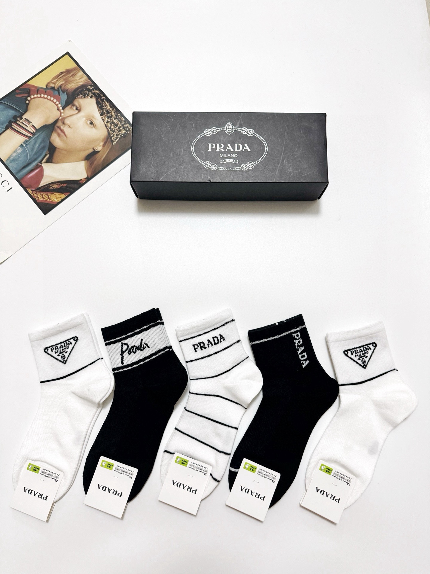配包装🌟【一盒5 双】 🌟Prada 普拉达 经典字母logo 纯棉短筒袜 ，ins超火爆短袜，纯棉面料