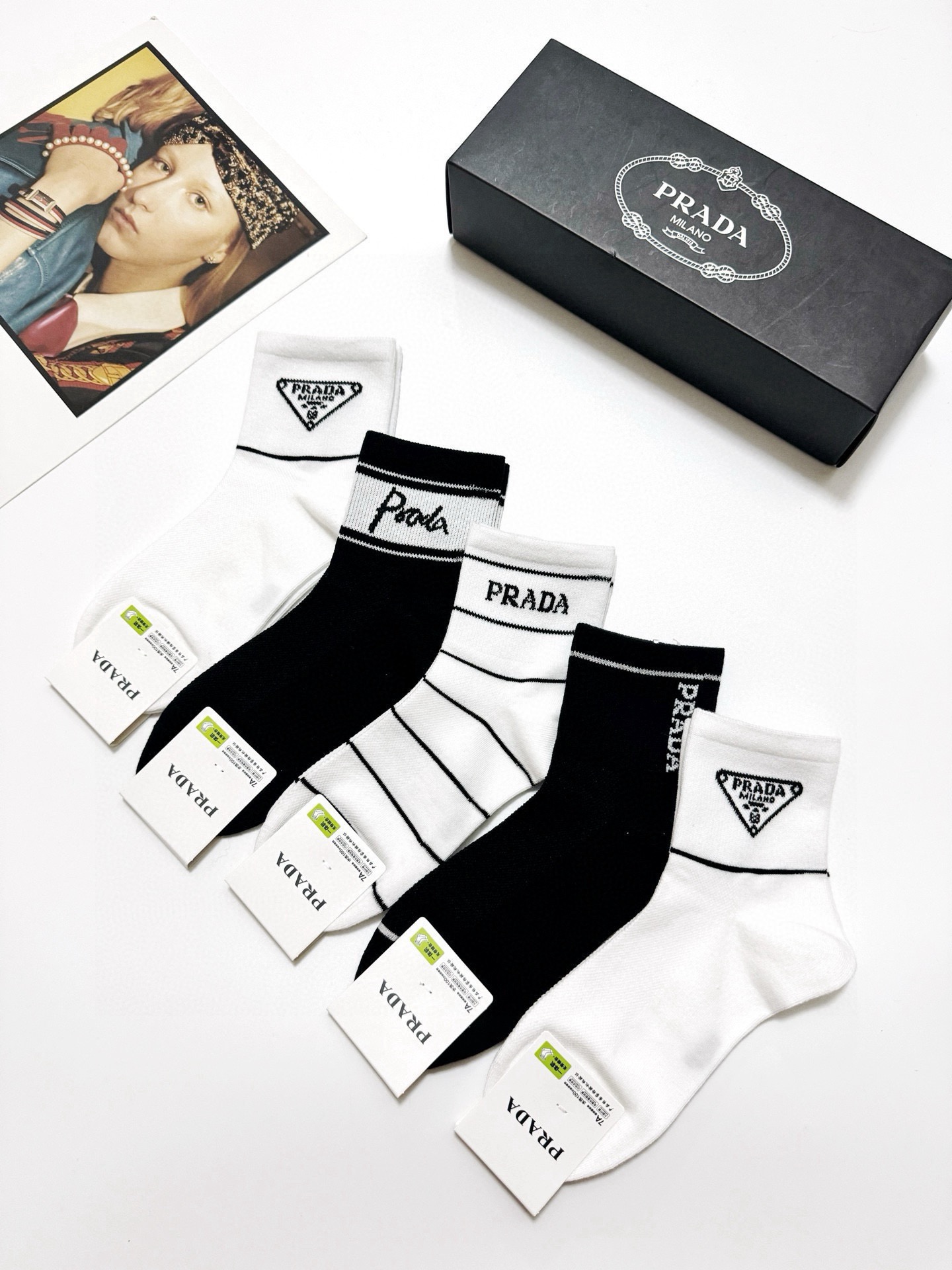 配包装🌟【一盒5 双】 🌟Prada 普拉达 经典字母logo 纯棉短筒袜 ，ins超火爆短袜，纯棉面料