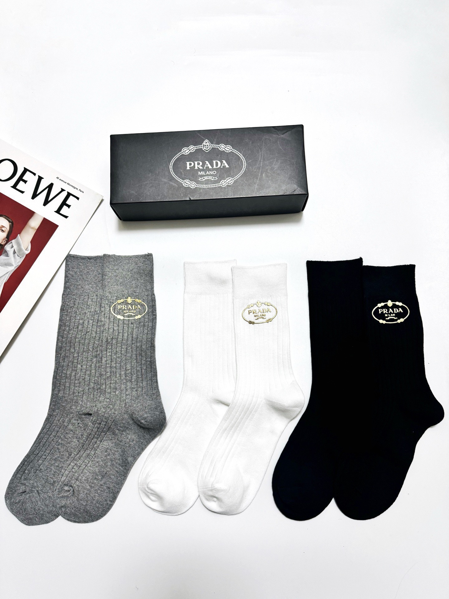 配包装🌟【一盒3 双】🌟 Prada 经典字母logo纯棉 中筒袜 🌟经典配色个性时尚🌟ins爆款！专柜