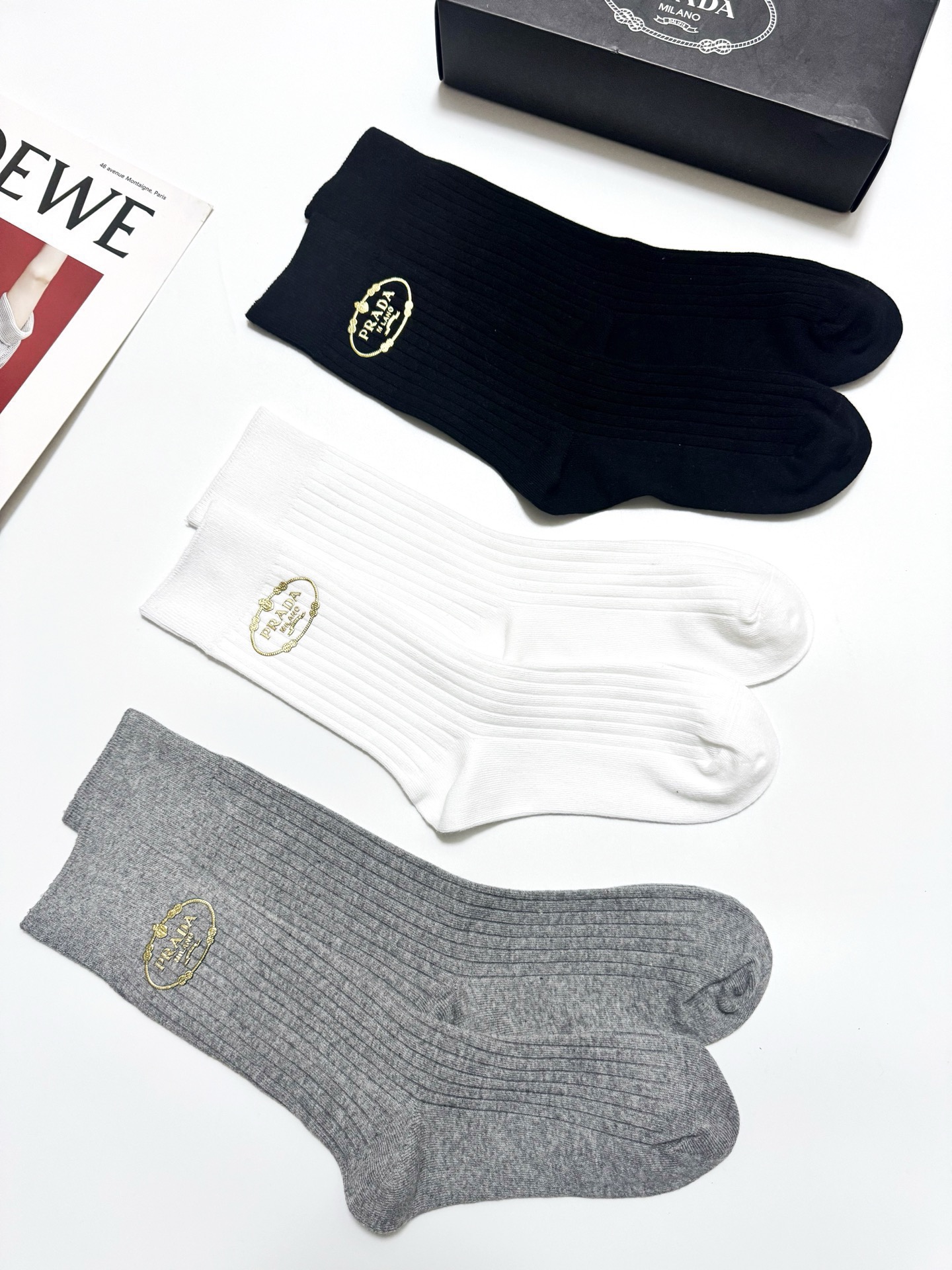 配包装🌟【一盒3 双】🌟 Prada 经典字母logo纯棉 中筒袜 🌟经典配色个性时尚🌟ins爆款！专柜