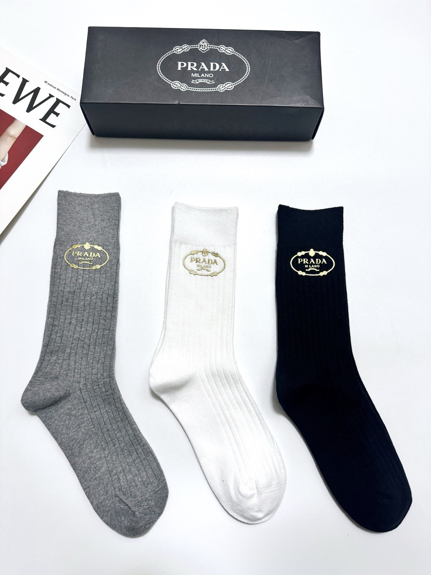 配包装🌟【一盒3 双】🌟 Prada 经典字母logo纯棉 中筒袜 🌟经典配色个性时尚🌟ins爆款！专柜
