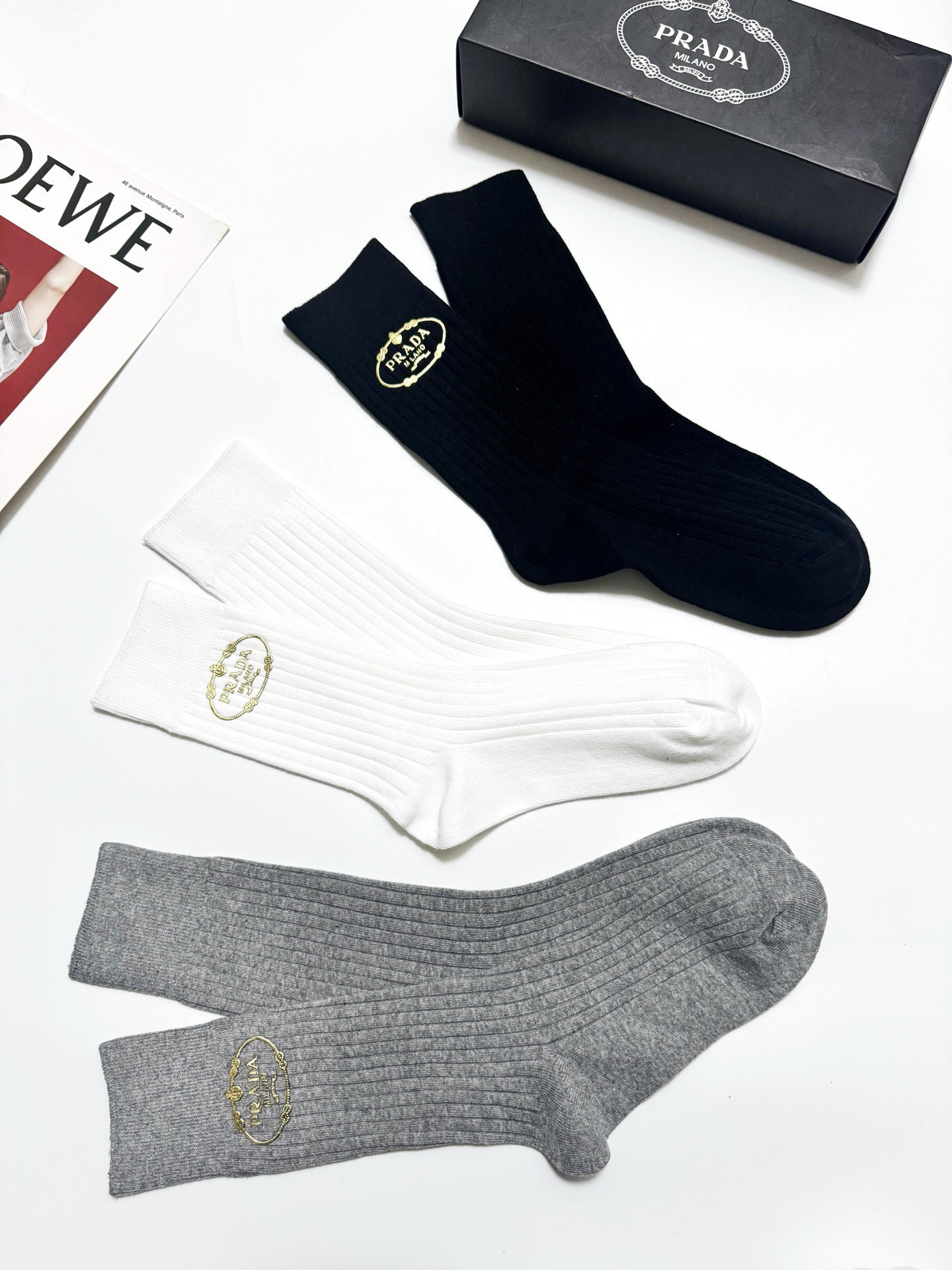 配包装🌟【一盒3 双】🌟 Prada 经典字母logo纯棉 中筒袜 🌟经典配色个性时尚🌟ins爆款！专柜