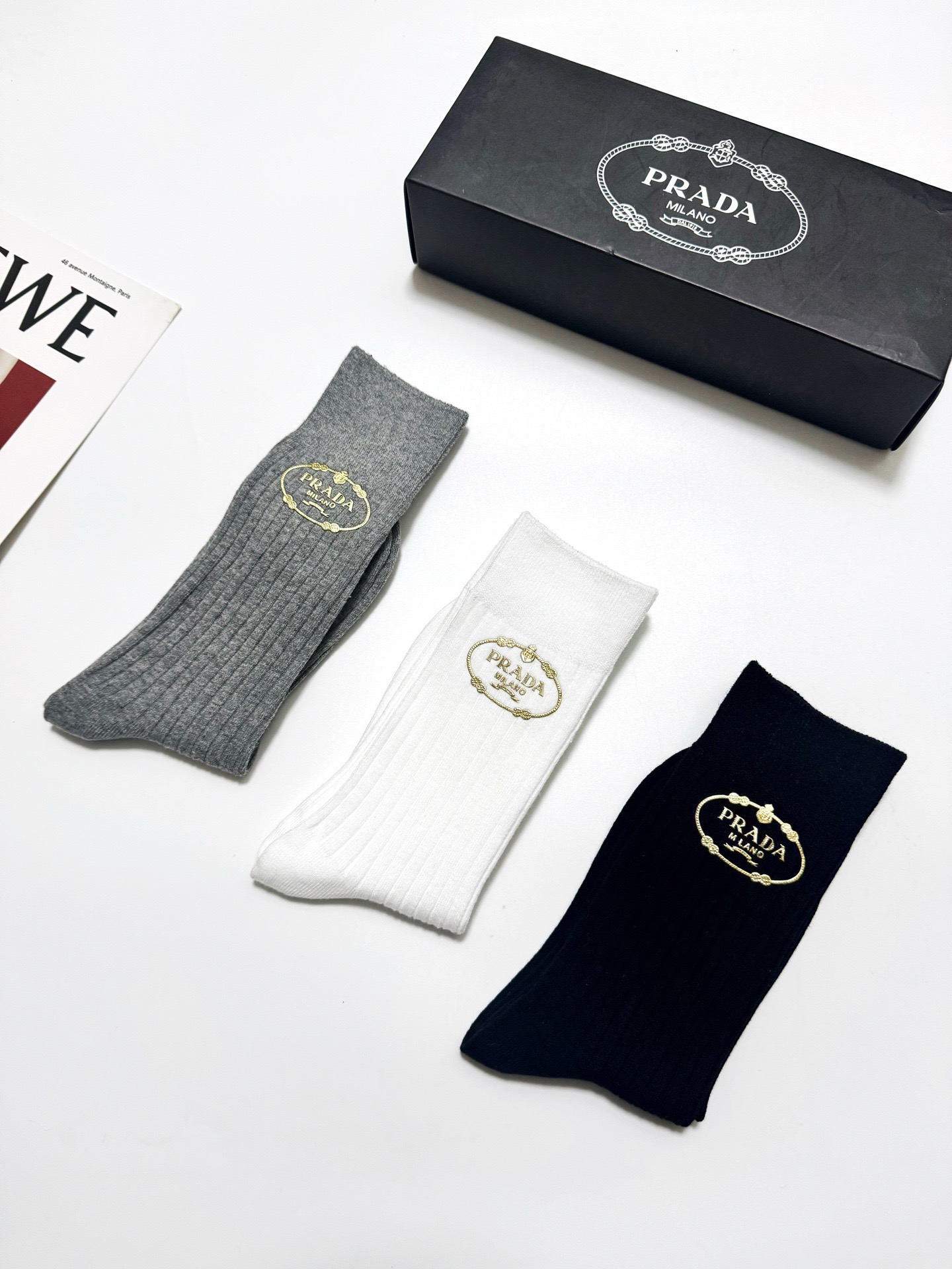 配包装🌟【一盒3 双】🌟 Prada 经典字母logo纯棉 中筒袜 🌟经典配色个性时尚🌟ins爆款！专柜