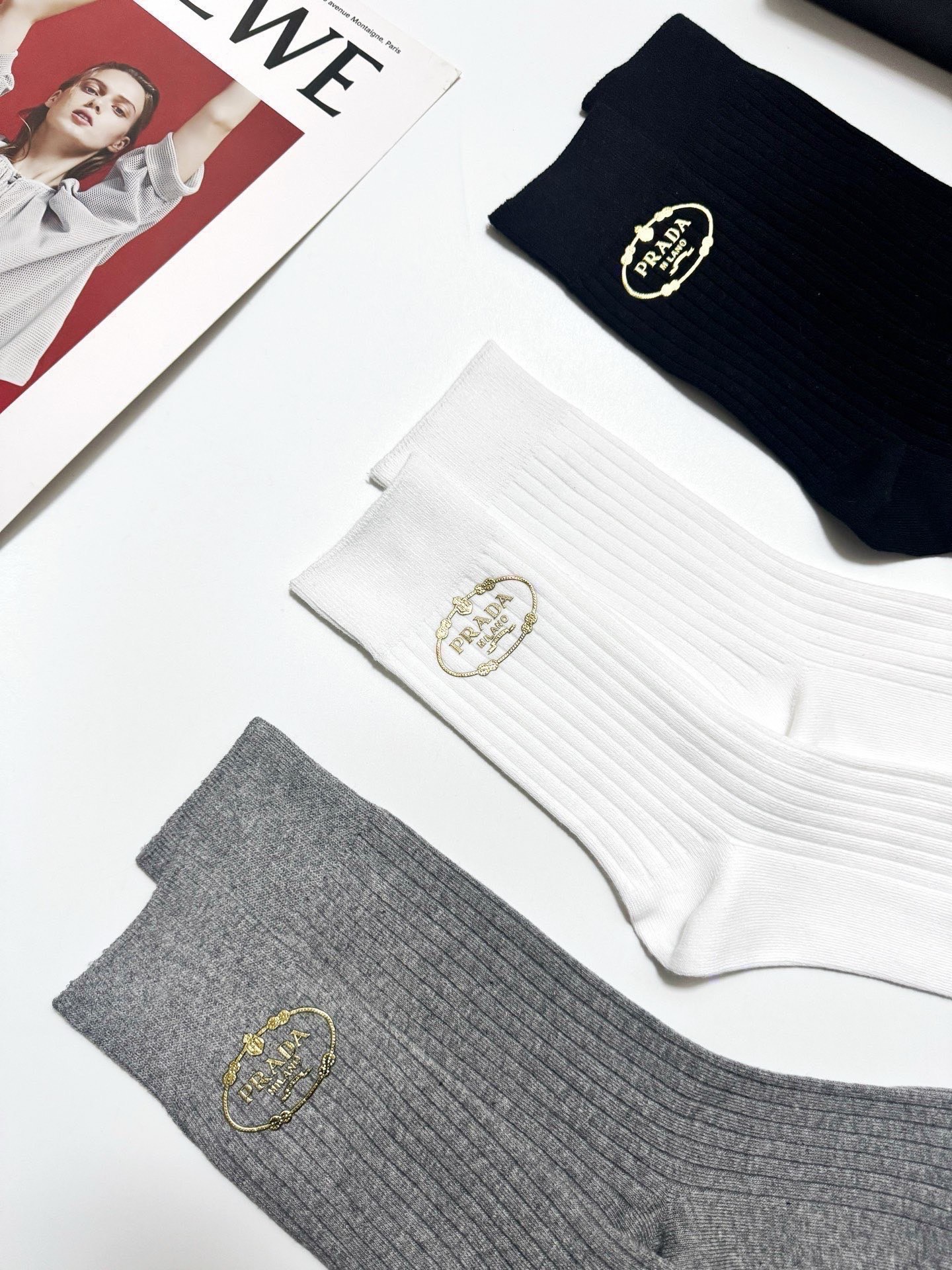 配包装🌟【一盒3 双】🌟 Prada 经典字母logo纯棉 中筒袜 🌟经典配色个性时尚🌟ins爆款！专柜