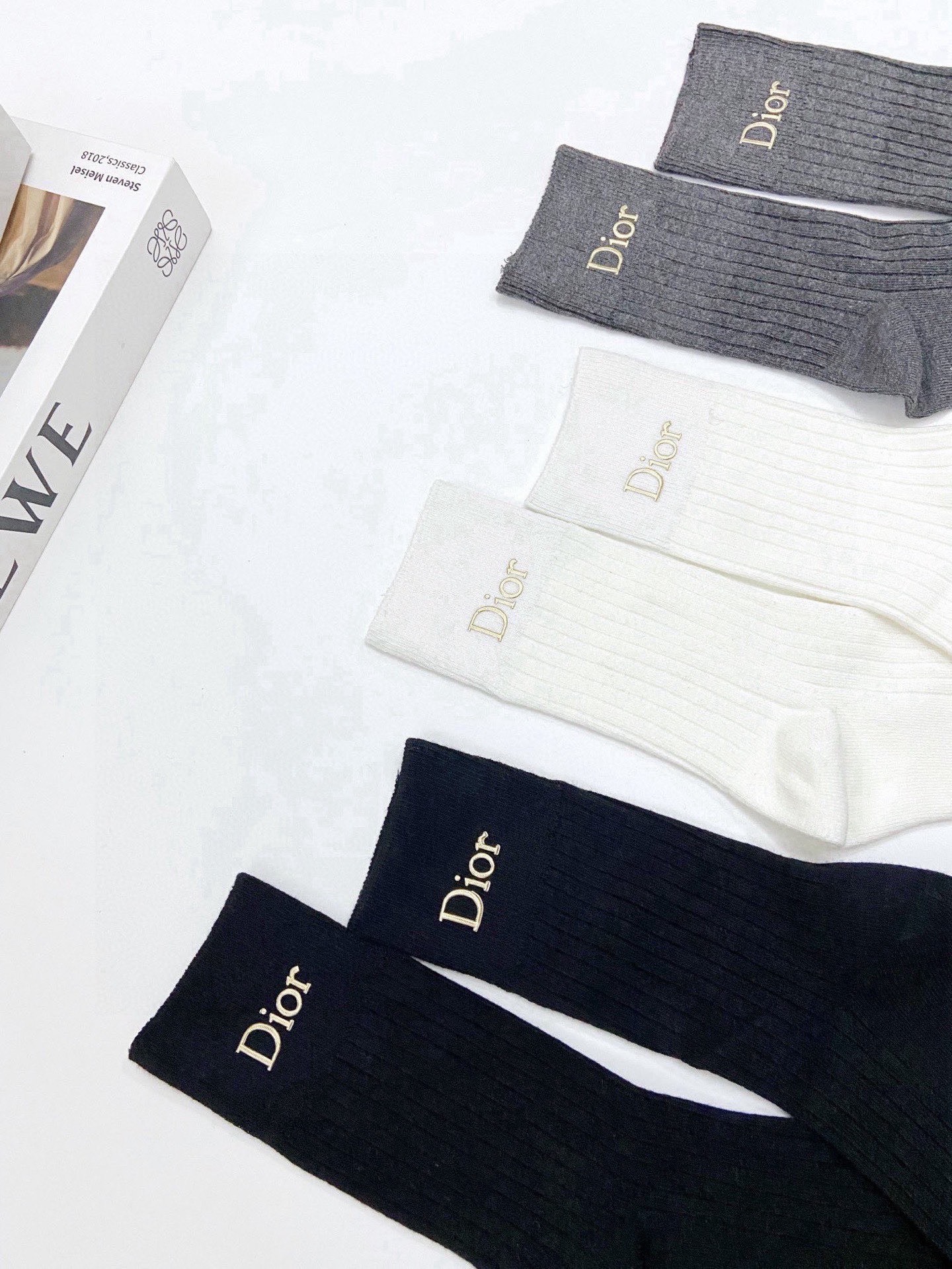 配包装🌟【一盒3 双】🌟 Dior 迪奥 经典字母logo纯棉 中筒袜 🌟经典配色个性时尚🌟ins爆款！