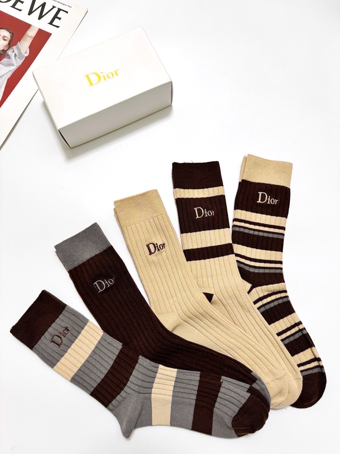 配包装🌟【一盒5 双】 🌟Dior 迪奥 经典刺绣字母logo 混纺中筒袜 ，软糯亲肤，ins超火爆配色