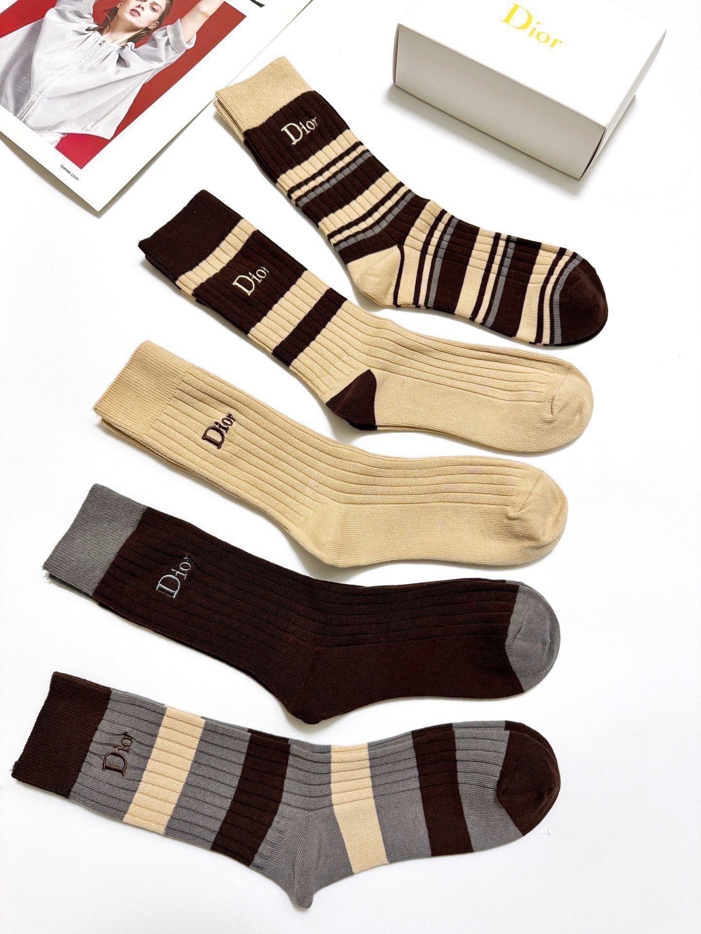 配包装🌟【一盒5 双】 🌟Dior 迪奥 经典刺绣字母logo 混纺中筒袜 ，软糯亲肤，ins超火爆配色
