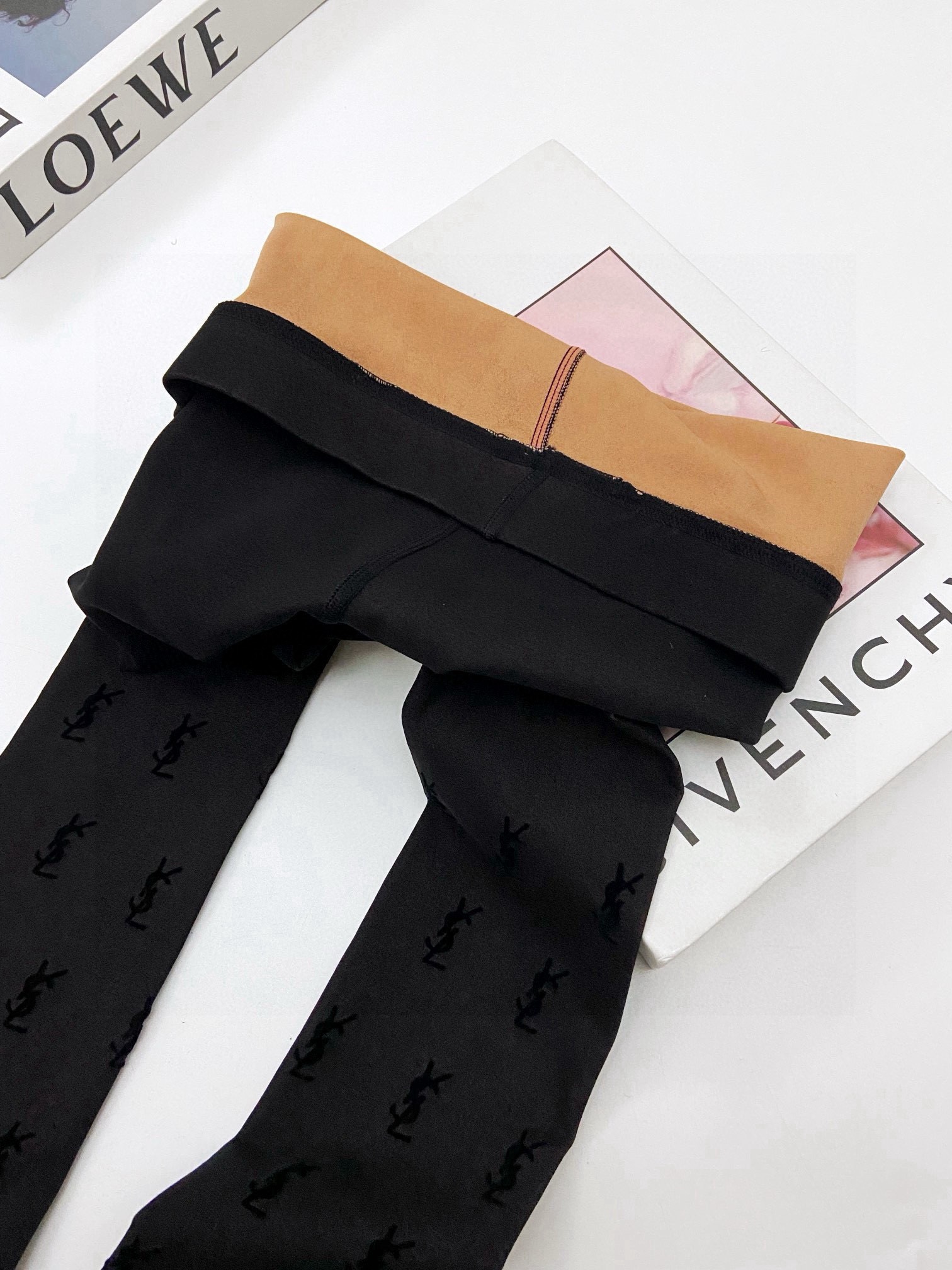 【加厚款】 配包装🌟【一盒一双】🌟YSL 圣罗兰 ins爆款，秋冬加厚加绒丝袜 ，水光黑丝透肤打底加绒连