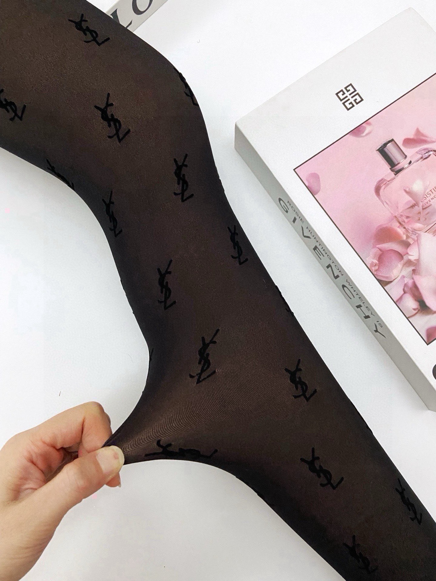 【加厚款】 配包装🌟【一盒一双】🌟YSL 圣罗兰 ins爆款，秋冬加厚加绒丝袜 ，水光黑丝透肤打底加绒连