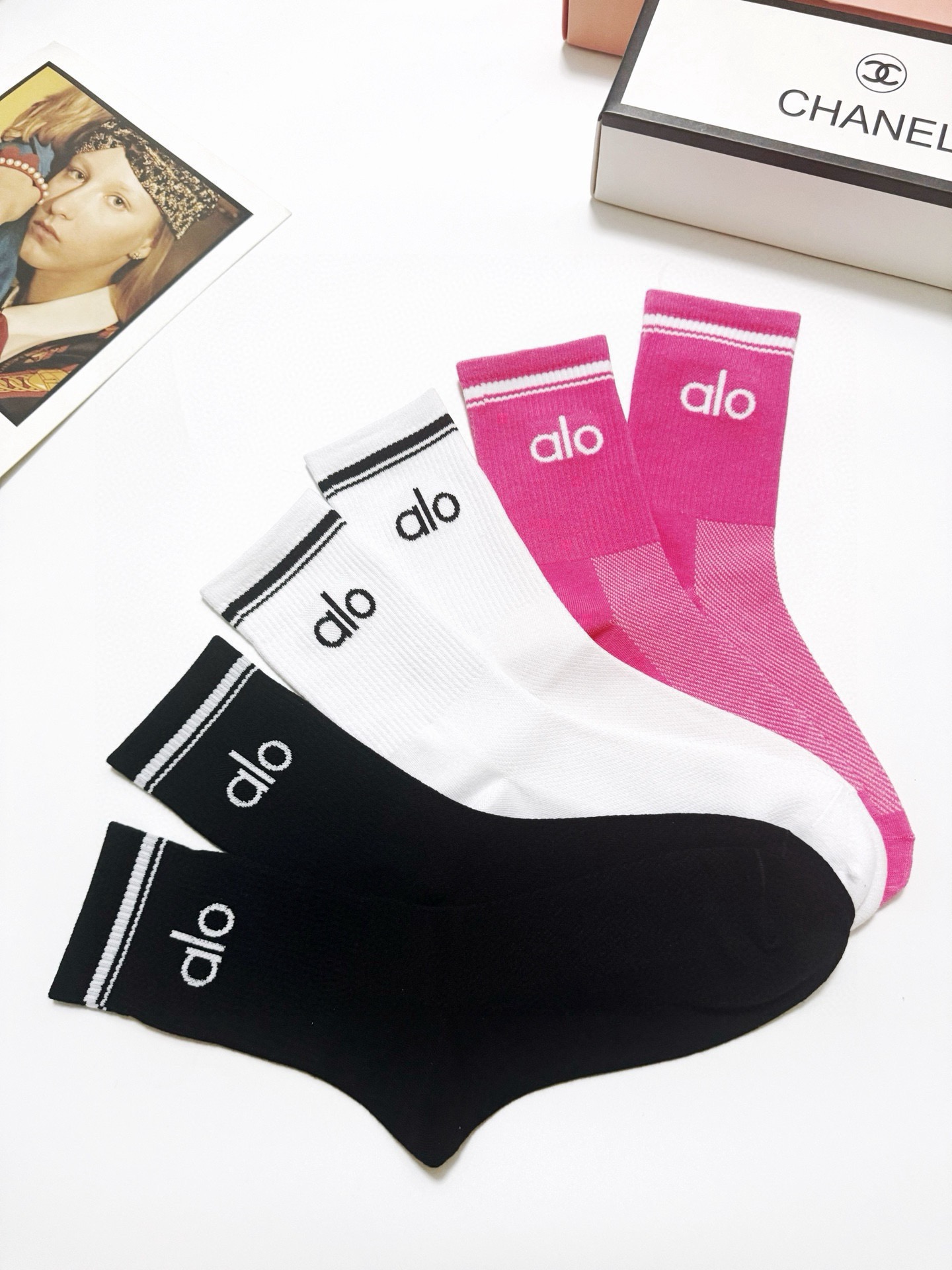 配包装🌟【一盒3双】 🌟 alo 经典字母logo 纯棉中筒袜 ，ins超火爆小腿短袜，纯棉面料，潮人必