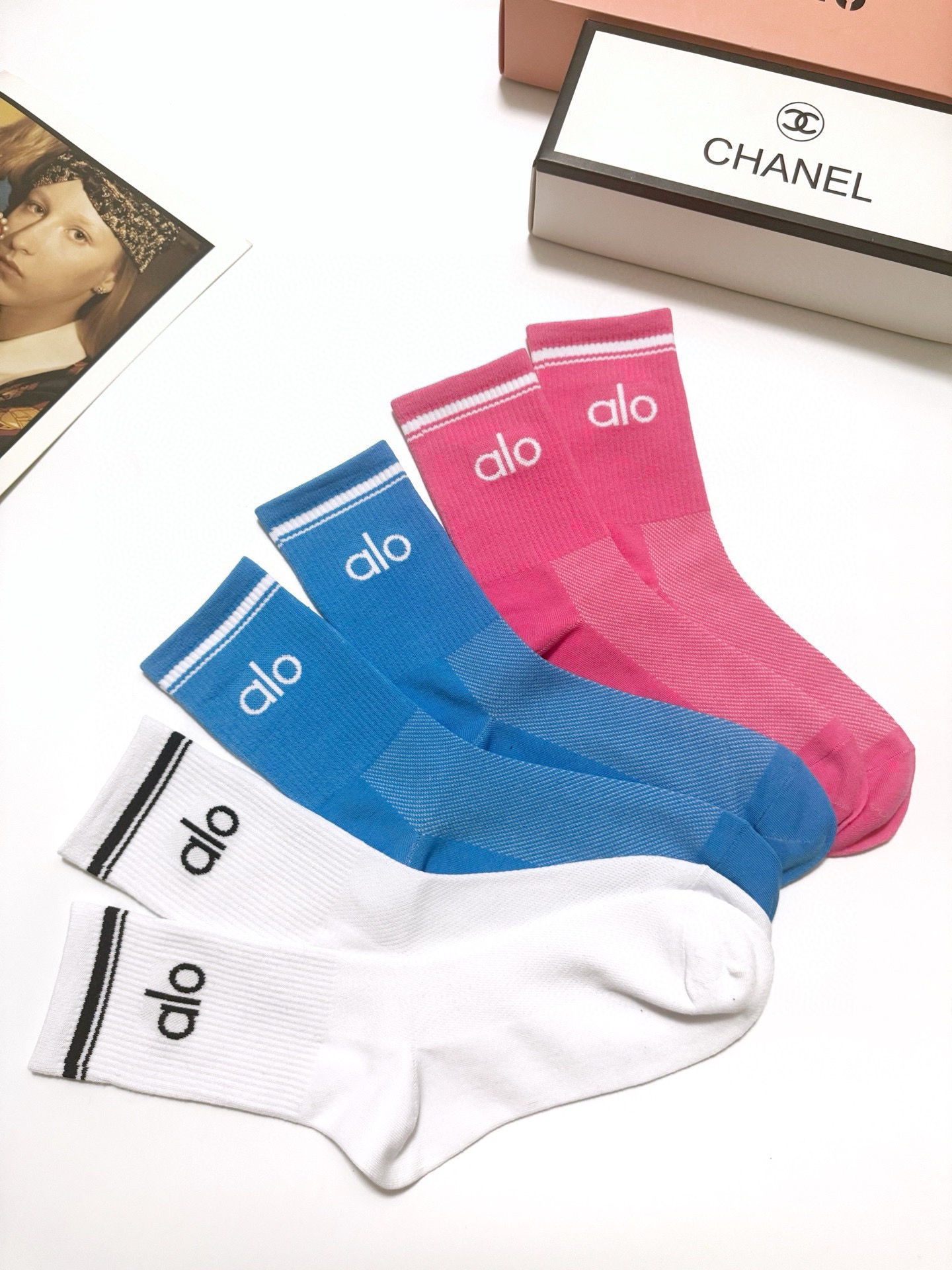 配包装🌟【一盒3双】 🌟 alo 经典字母logo 纯棉中筒袜 ，ins超火爆小腿短袜，纯棉面料，潮人必