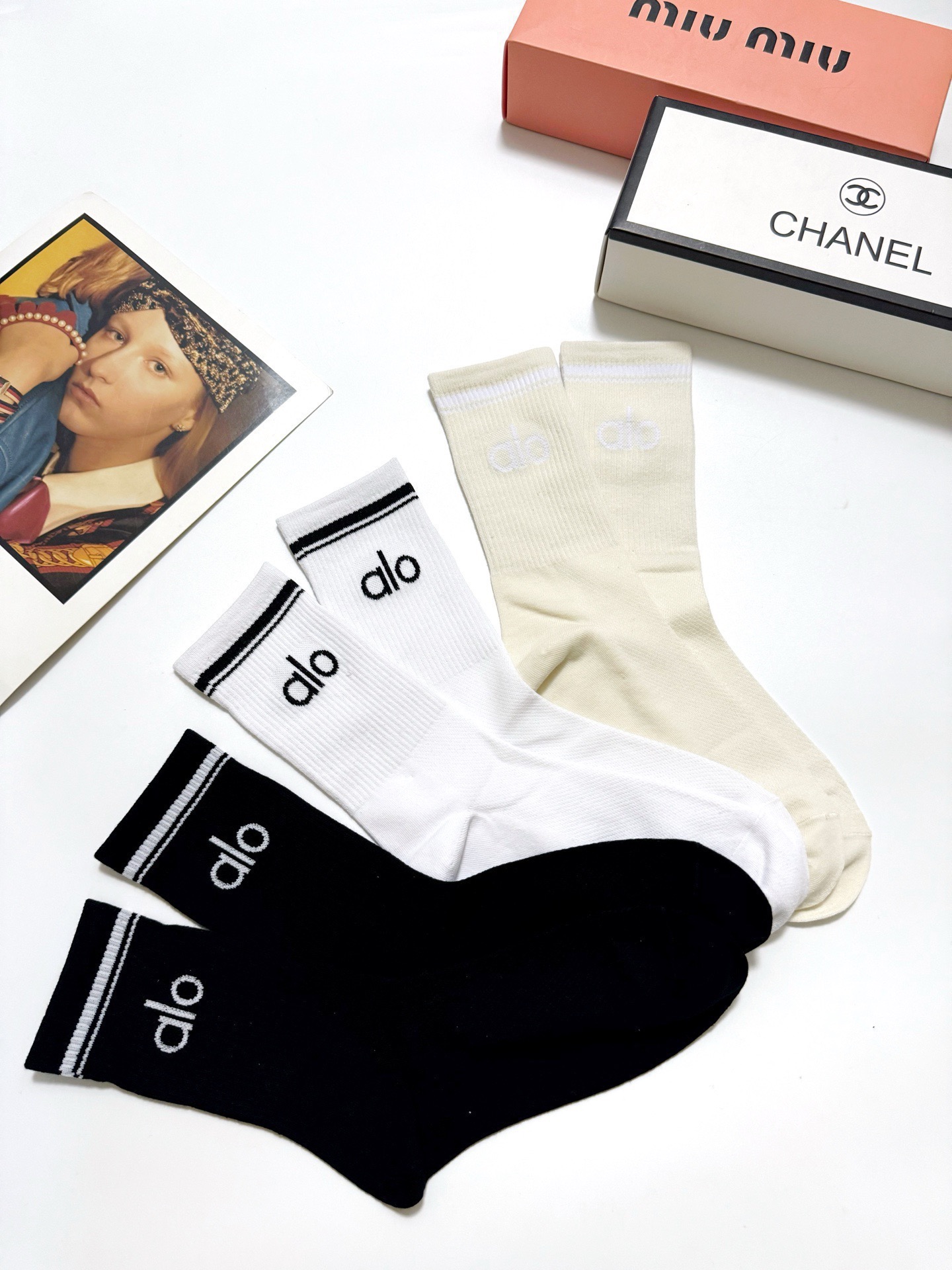 配包装🌟【一盒3双】 🌟 alo 经典字母logo 纯棉中筒袜 ，ins超火爆小腿短袜，纯棉面料，潮人必