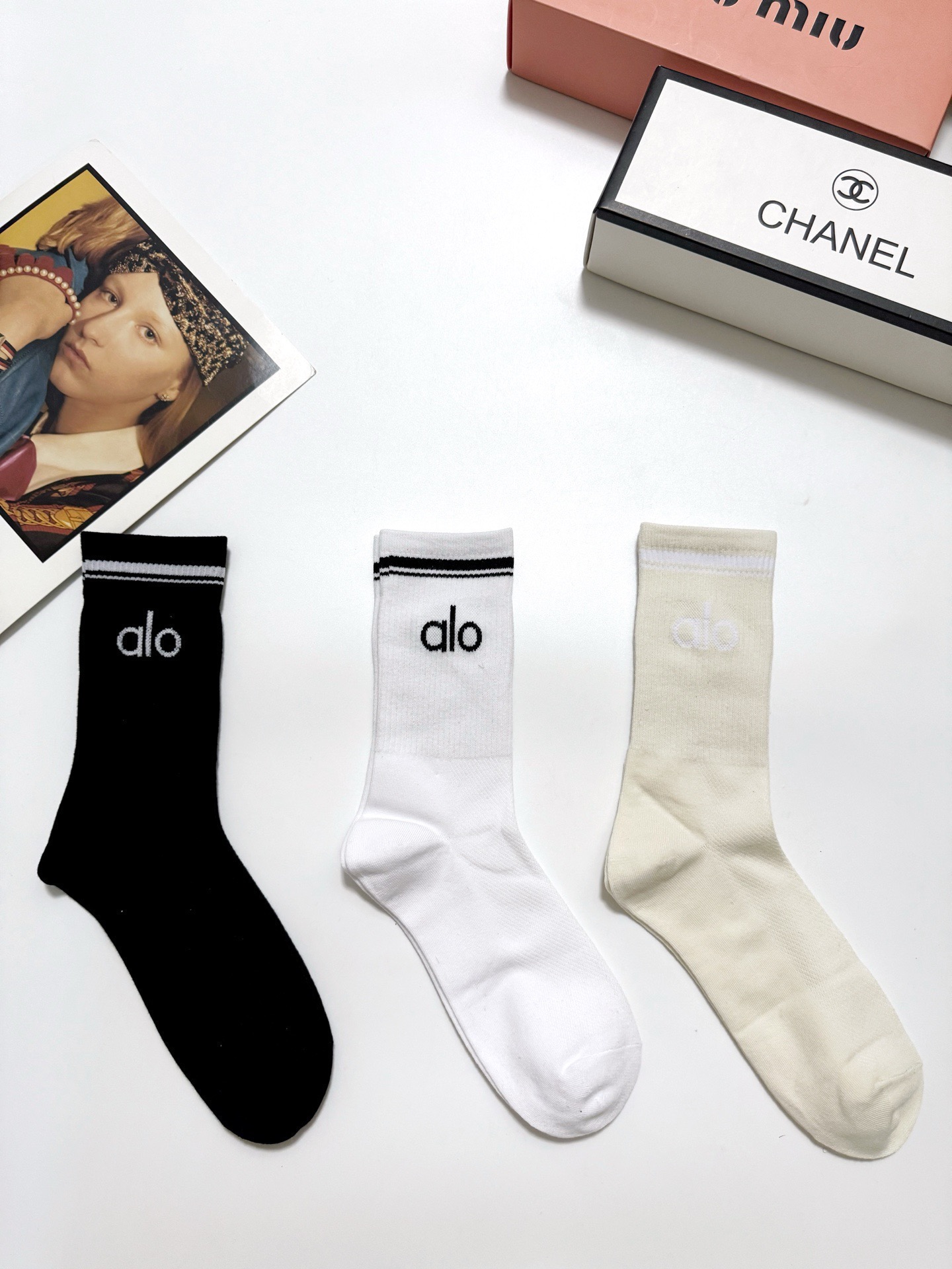 配包装🌟【一盒3双】 🌟 alo 经典字母logo 纯棉中筒袜 ，ins超火爆小腿短袜，纯棉面料，潮人必