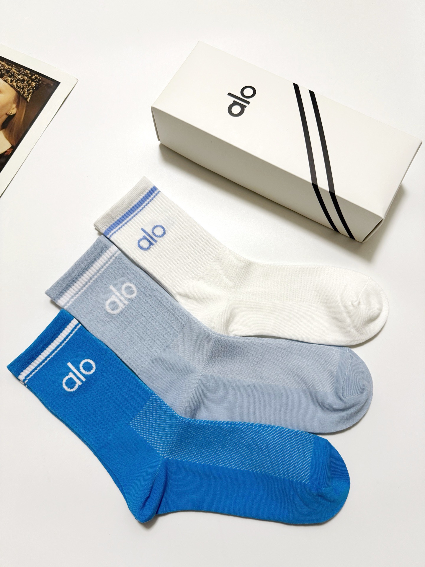 配包装🌟【一盒3双】 🌟 alo 经典字母logo 纯棉中筒袜 ，ins超火爆小腿短袜，纯棉面料，潮人必