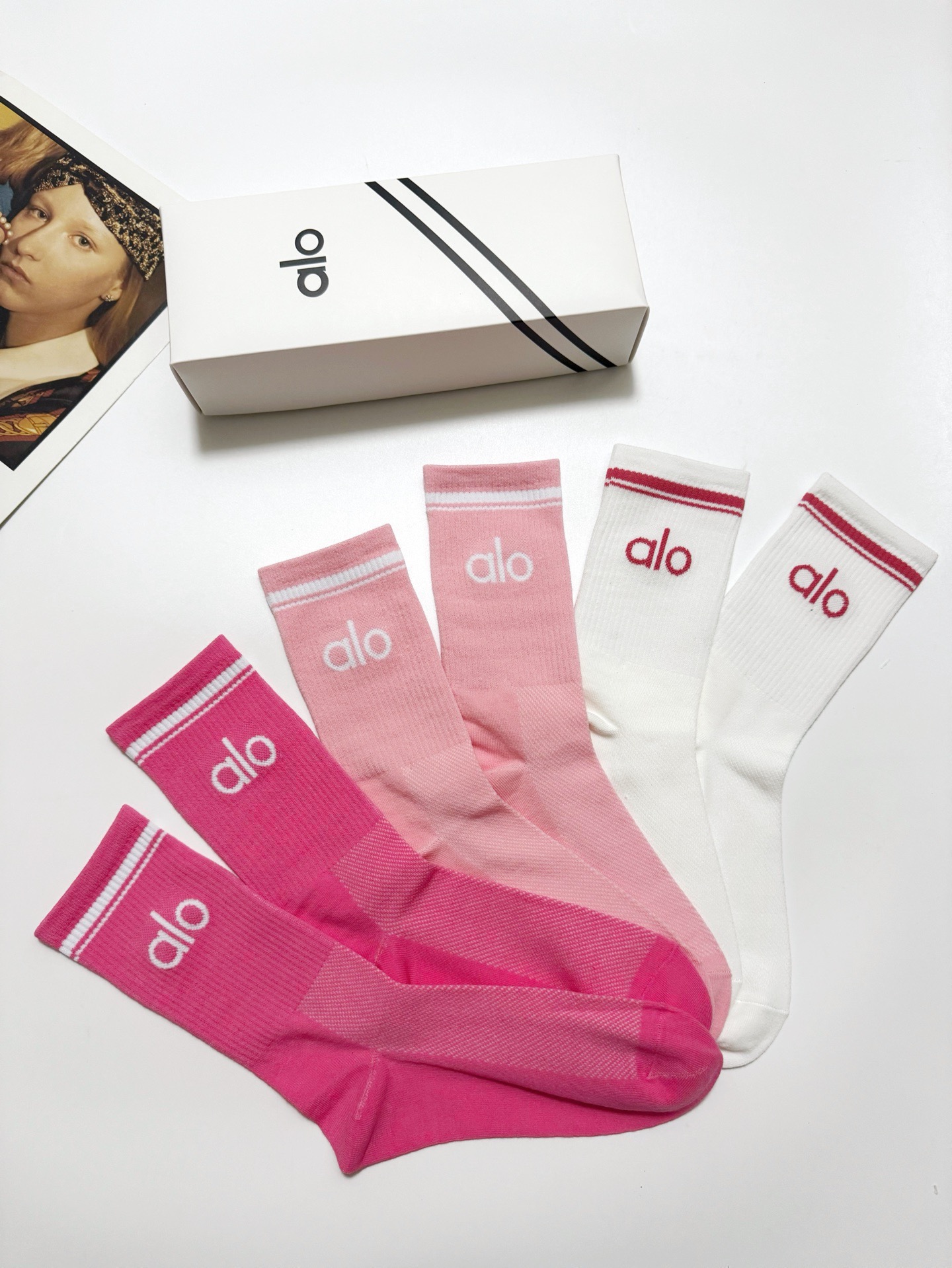 配包装🌟【一盒3双】 🌟 alo 经典字母logo 纯棉中筒袜 ，ins超火爆小腿短袜，纯棉面料，潮人必